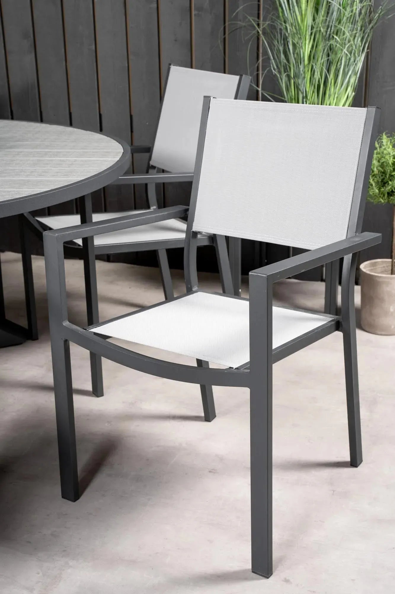 Parma Outdoor-Tischset + Copacabana ⌀140cm/6St. in Schwarzgrau präsentiert im Onlineshop von KAQTU Design AG. Gartentischset ist von Venture Home