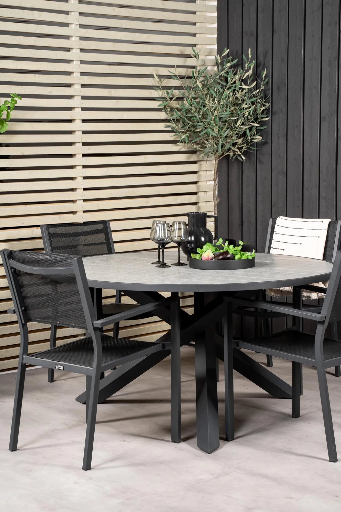 Parma Runder Esstisch-Set in Schwarz/Dunkelgrau präsentiert im Onlineshop von KAQTU Design AG. Gartentischset ist von Venture Home