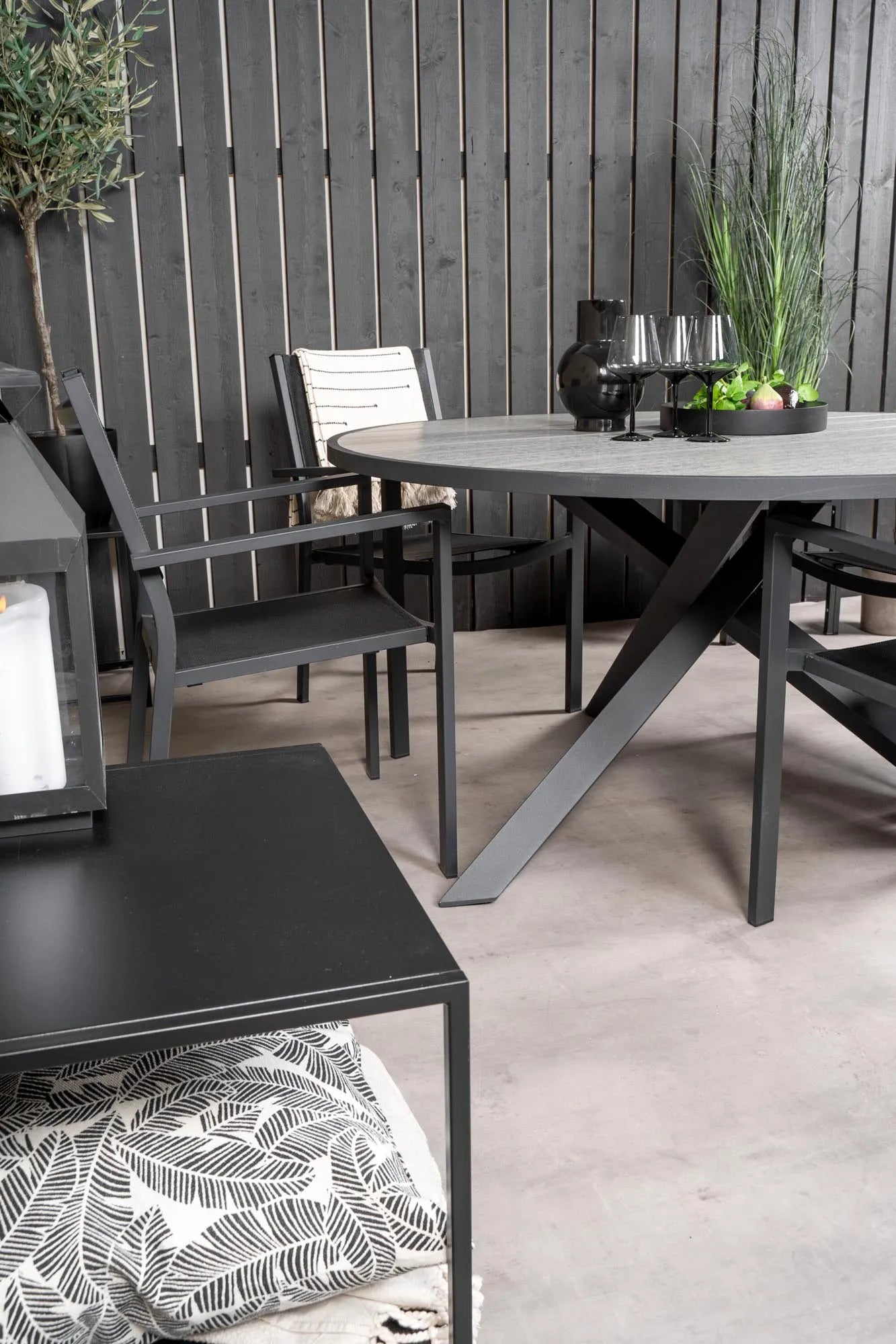 Parma Runder Esstisch-Set in Schwarz/Dunkelgrau präsentiert im Onlineshop von KAQTU Design AG. Gartentischset ist von Venture Home