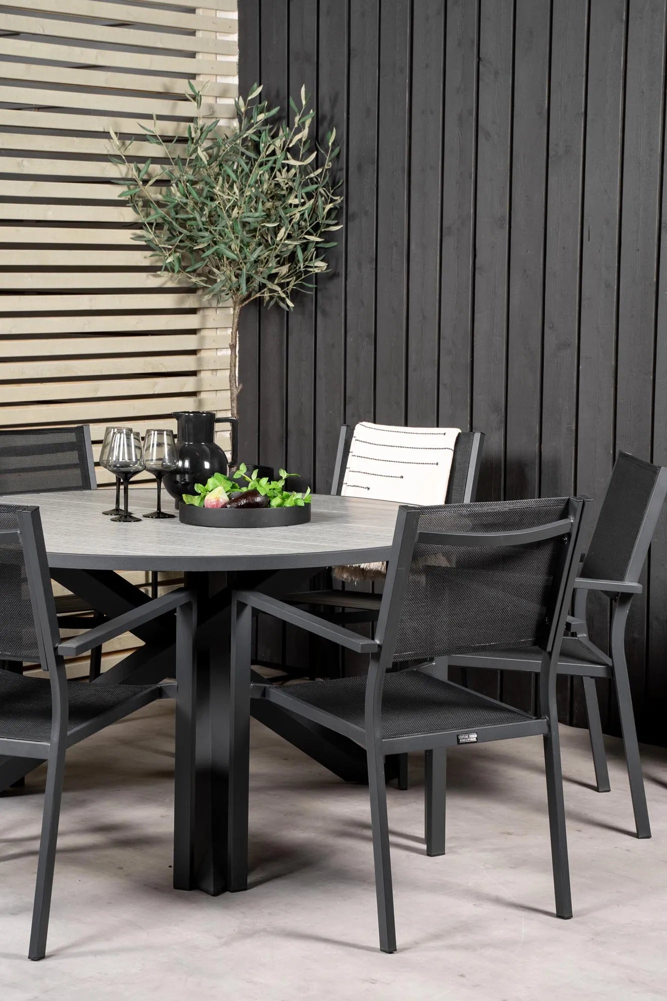 Parma Runder Esstisch-Set in Schwarz/Dunkelgrau präsentiert im Onlineshop von KAQTU Design AG. Gartentischset ist von Venture Home