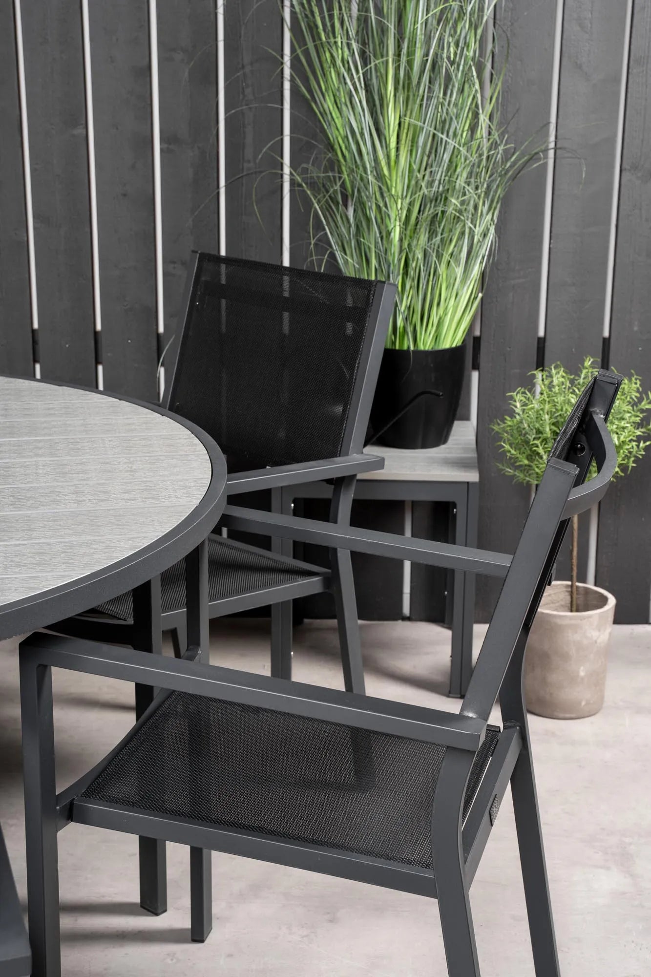 Parma Runder Esstisch-Set in Schwarz/Dunkelgrau präsentiert im Onlineshop von KAQTU Design AG. Gartentischset ist von Venture Home