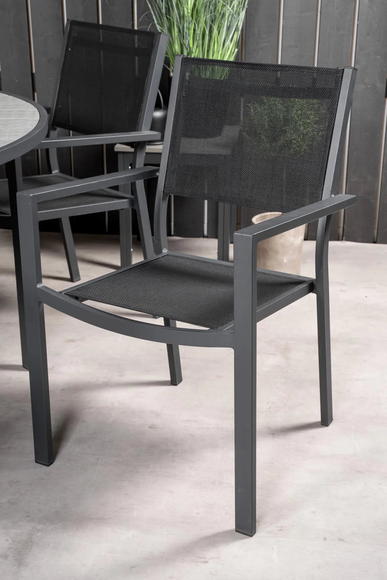 Parma Runder Esstisch-Set in Schwarz/Dunkelgrau präsentiert im Onlineshop von KAQTU Design AG. Gartentischset ist von Venture Home