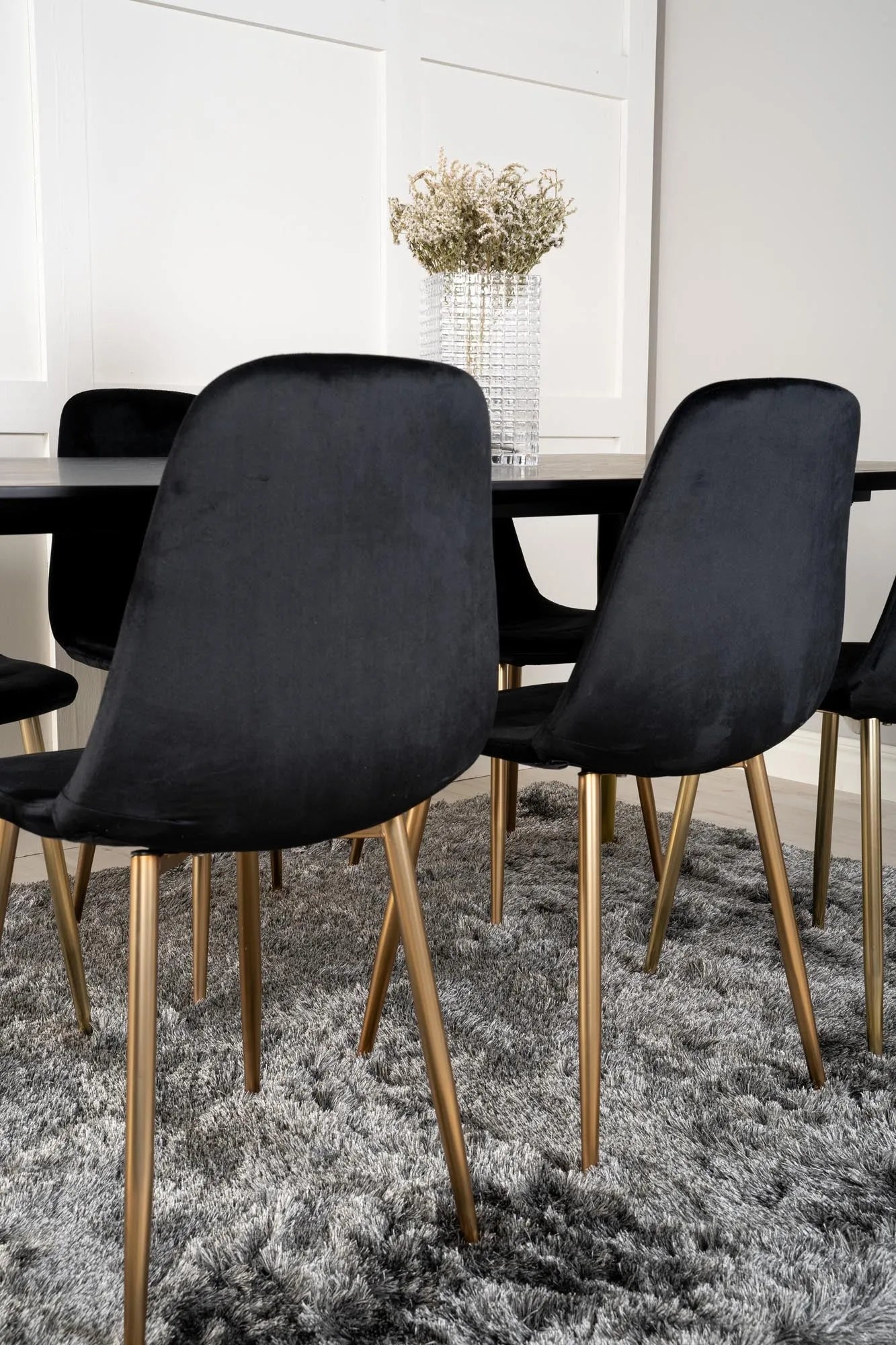 Modernes Dipp Esszimmerset: 180cm Tisch, Samtstühle, Messingdetails. Komfort & Eleganz für stilvolle Dinner.