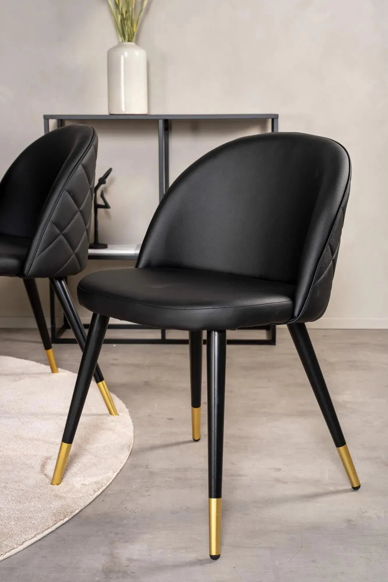 Esszimmerset Copenhagen + Velvet ⌀140cm/6St. in Schwarz / Gold präsentiert im Onlineshop von KAQTU Design AG. Esszimmerset ist von Venture Home