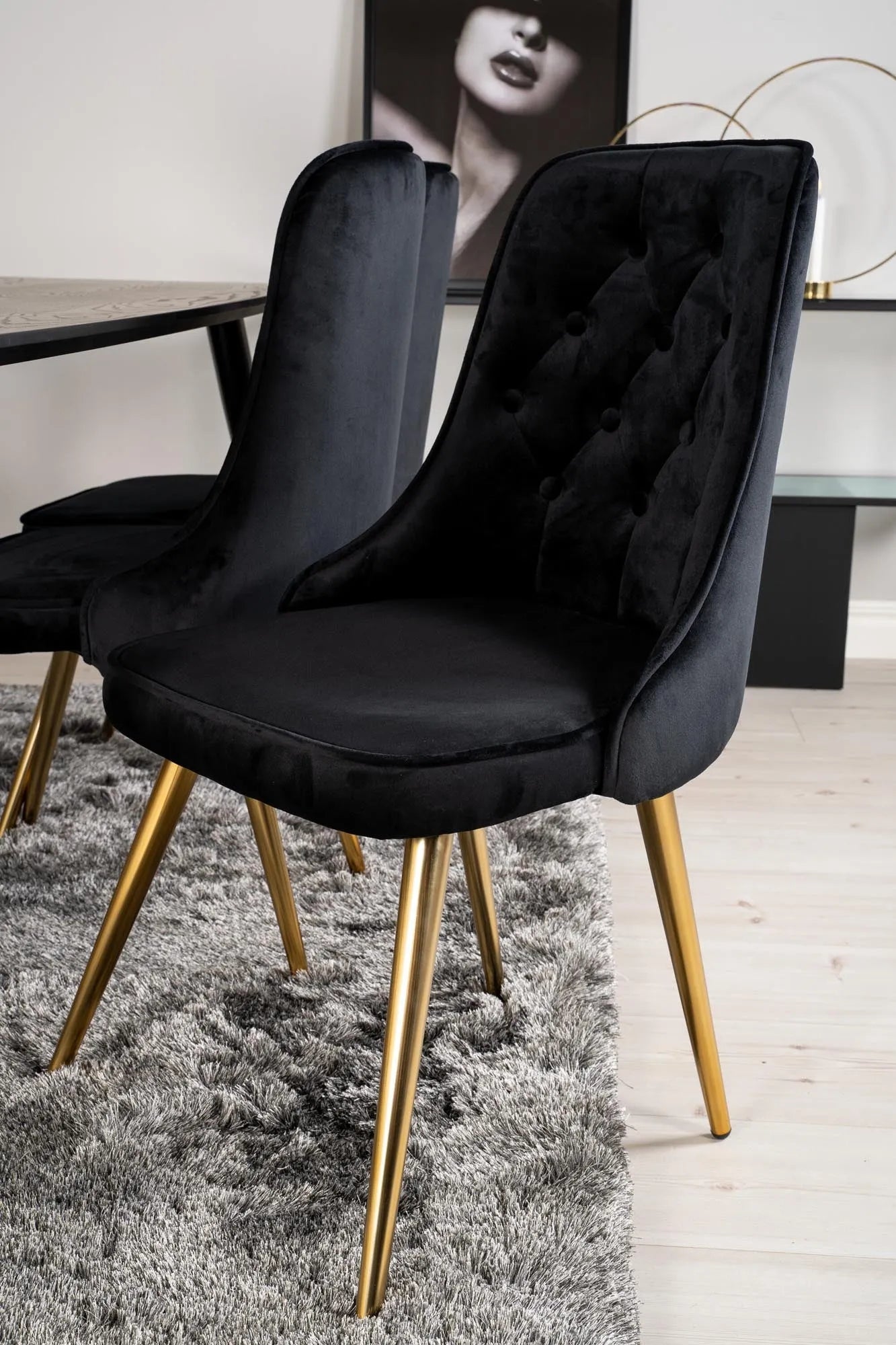 Dipp Esszimmerset + Velvet Deluxe 180cm/6St. in Schwarz / Hellgrau präsentiert im Onlineshop von KAQTU Design AG. Esszimmerset ist von Venture Home