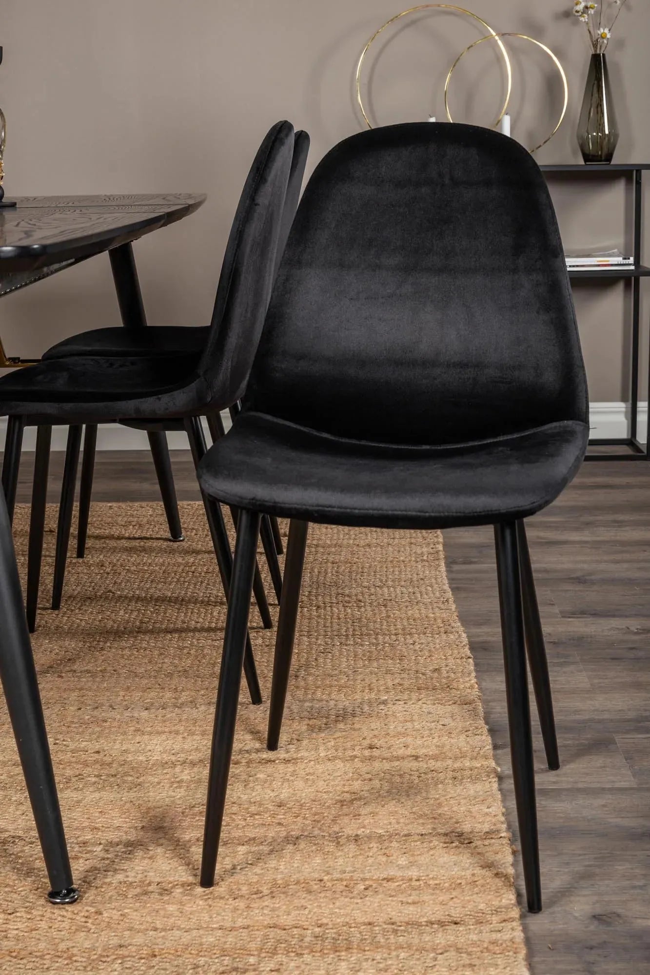 Gold Esszimmerset ausziehbar + Polar  Dining 180cm/6St. in Schwarz präsentiert im Onlineshop von KAQTU Design AG. Esszimmerset ist von Venture Home