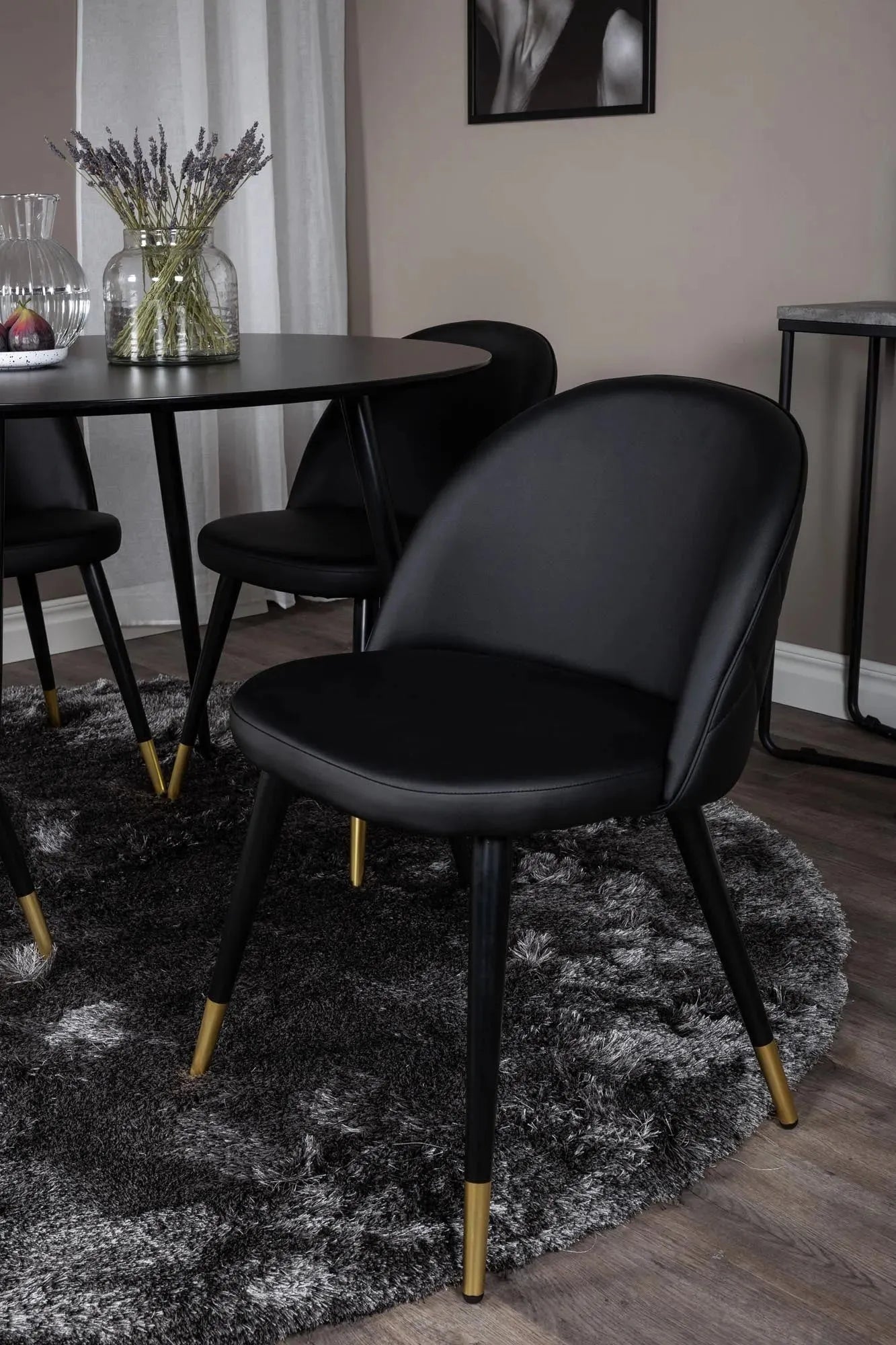 Silar Rundes Esszimmerset ⌀100cm/4St. in Beige / Schwarz präsentiert im Onlineshop von KAQTU Design AG. Esszimmerset ist von Venture Home