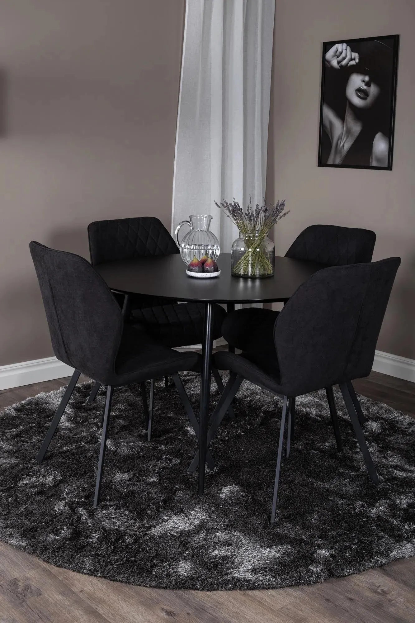 Silar Rundes Esszimmerset + Emma ⌀100cm/4St. in Schwarz / Grau präsentiert im Onlineshop von KAQTU Design AG. Esszimmerset ist von Venture Home