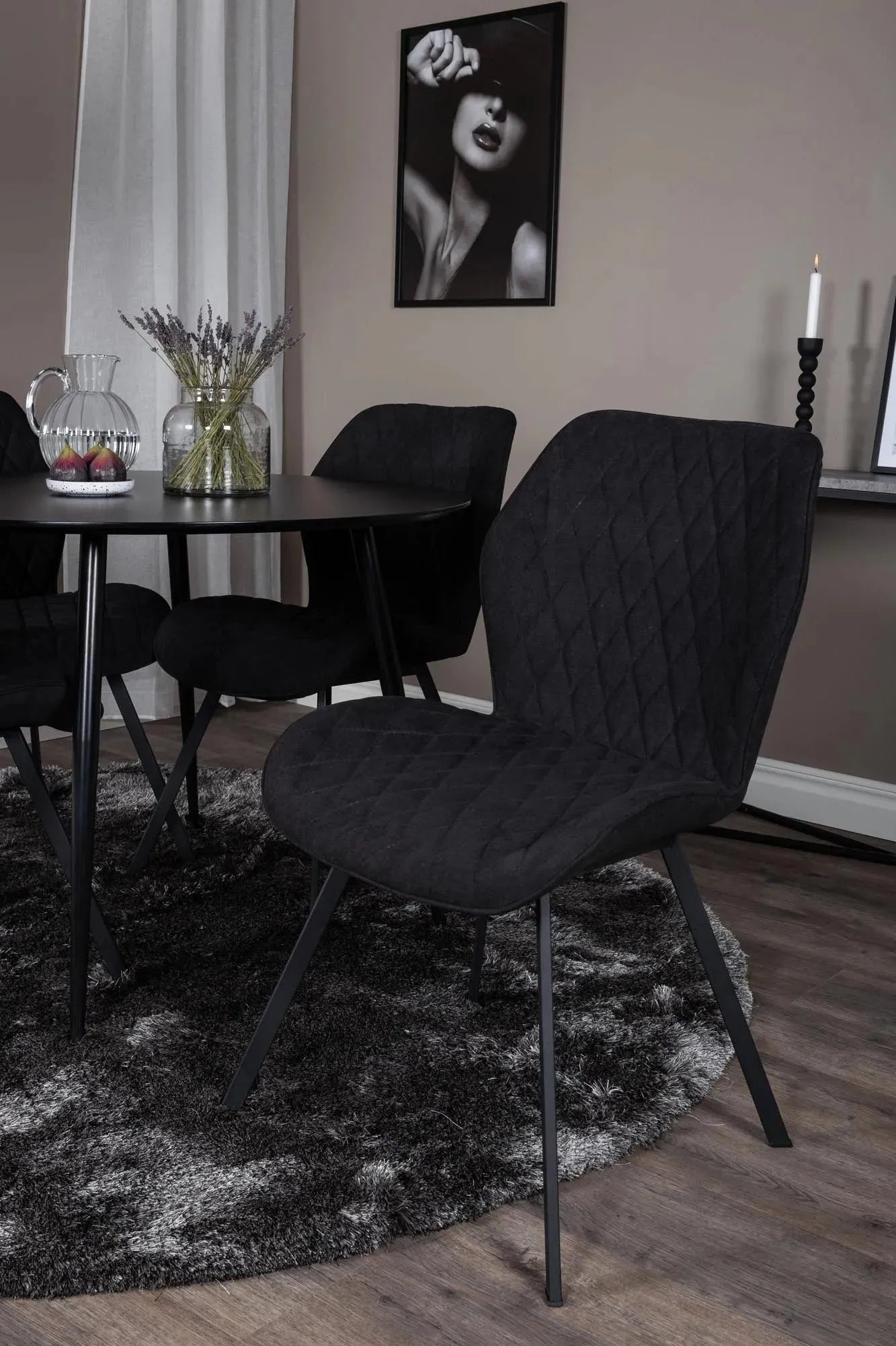 Silar Rundes Esszimmerset + Emma ⌀100cm/4St. in Schwarz / Grau präsentiert im Onlineshop von KAQTU Design AG. Esszimmerset ist von Venture Home