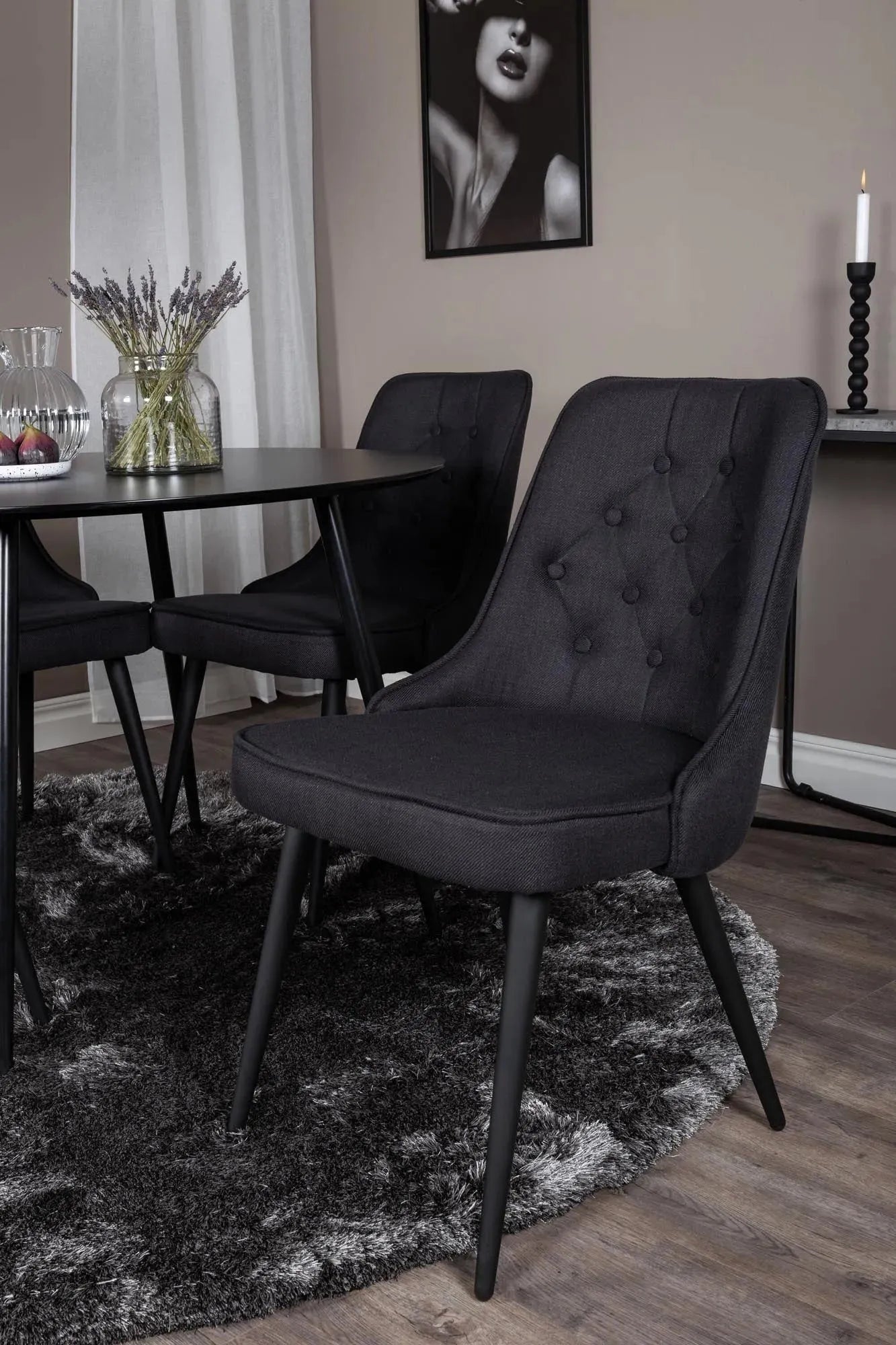 Silar Rundes Esszimmerset ⌀100cm/4St. in Schwarz präsentiert im Onlineshop von KAQTU Design AG. Esszimmerset ist von Venture Home