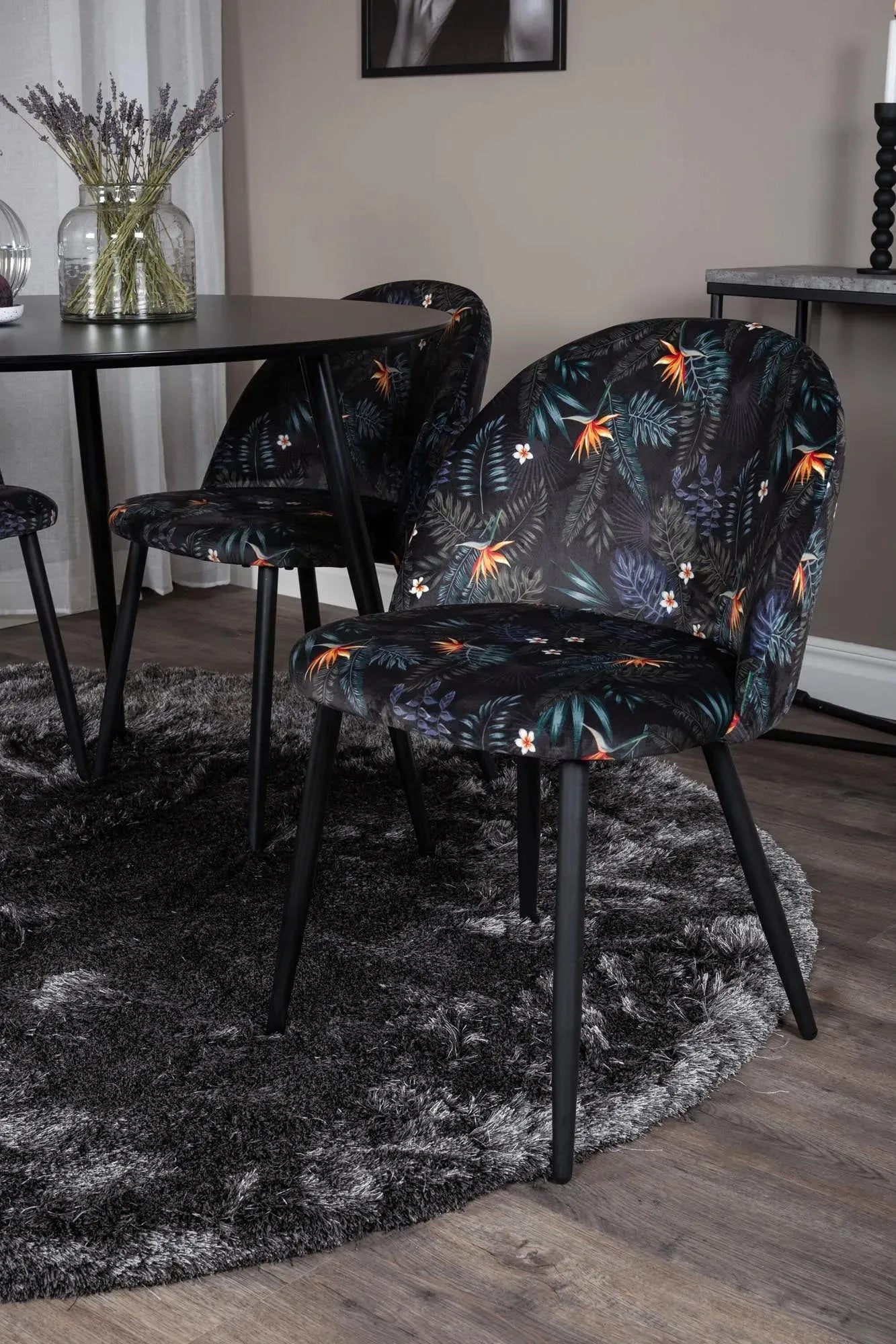 Silar Rundes Esszimmerset ⌀100cm/4St. in Schwarz präsentiert im Onlineshop von KAQTU Design AG. Esszimmerset ist von Venture Home