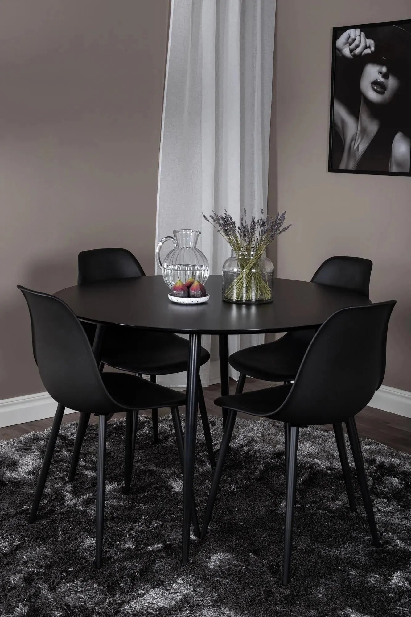 Silar Rundes Esszimmerset + Polar ⌀100cm/4St. in Schwarz präsentiert im Onlineshop von KAQTU Design AG. Esszimmerset ist von Venture Home