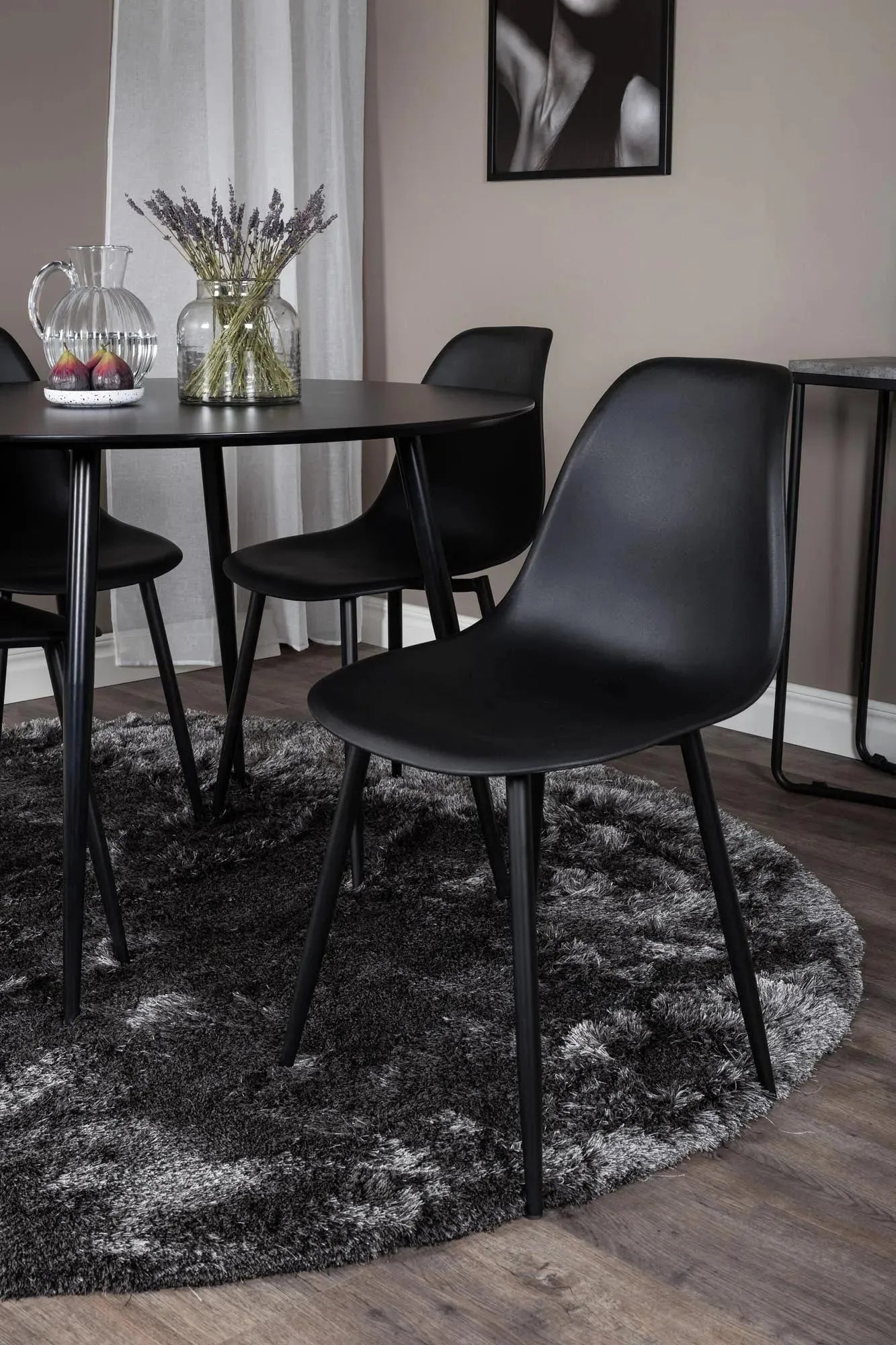 Silar Rundes Esszimmerset + Polar ⌀100cm/4St. in Schwarz präsentiert im Onlineshop von KAQTU Design AG. Esszimmerset ist von Venture Home