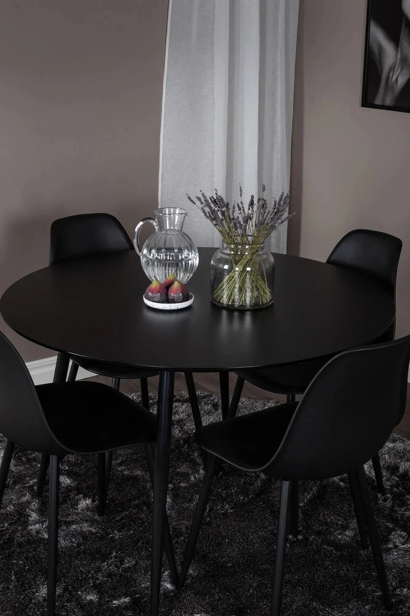 Silar Rundes Esszimmerset + Polar ⌀100cm/4St. in Schwarz präsentiert im Onlineshop von KAQTU Design AG. Esszimmerset ist von Venture Home