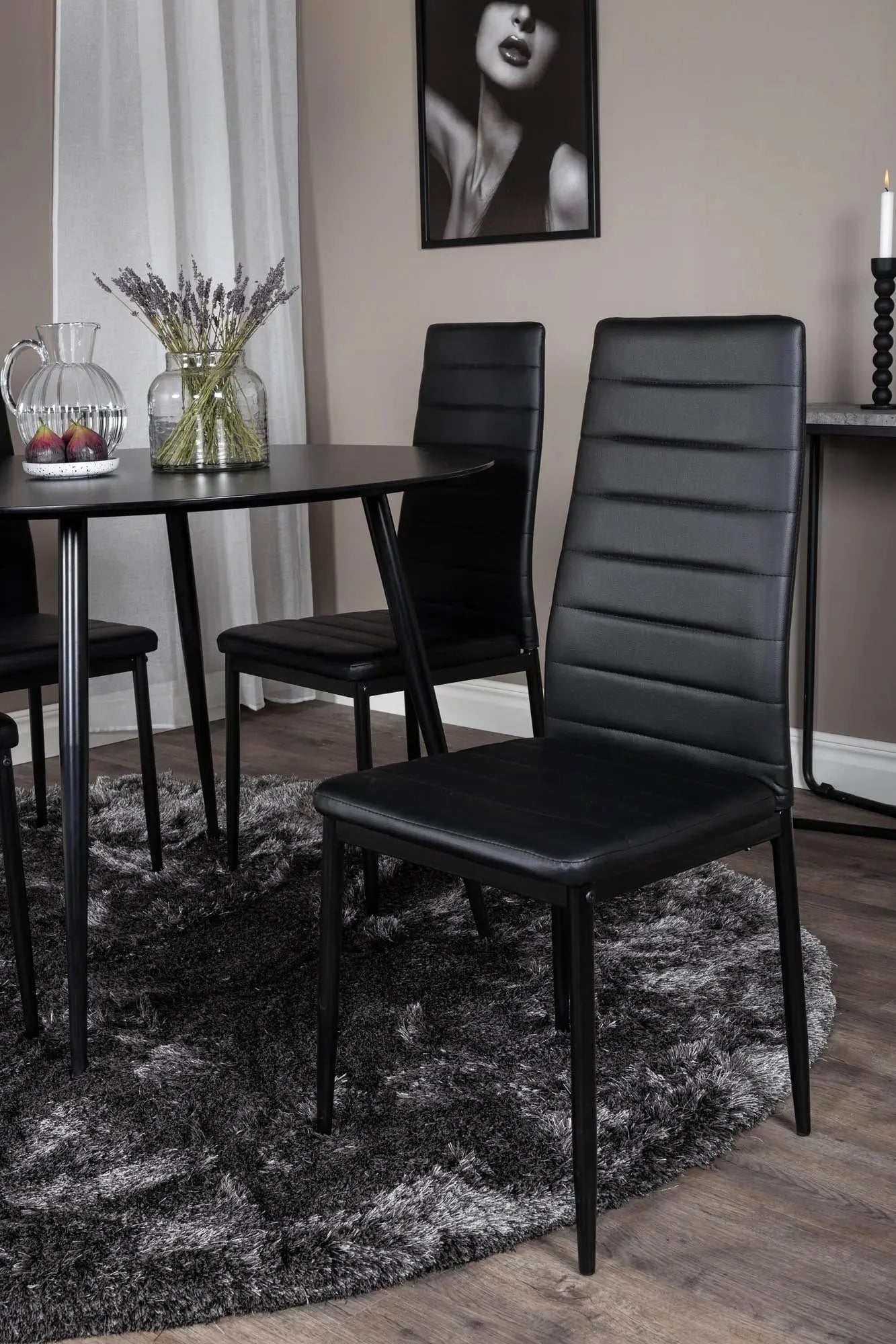 Silar Rundes Esszimmerset + Slim ⌀100cm/4St. in Schwarz präsentiert im Onlineshop von KAQTU Design AG. Esszimmerset ist von Venture Home