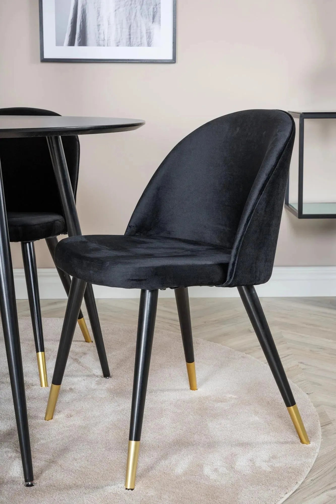 Silar Rundes Esszimmerset ⌀100cm/4St. in Schwarz präsentiert im Onlineshop von KAQTU Design AG. Esszimmerset ist von Venture Home