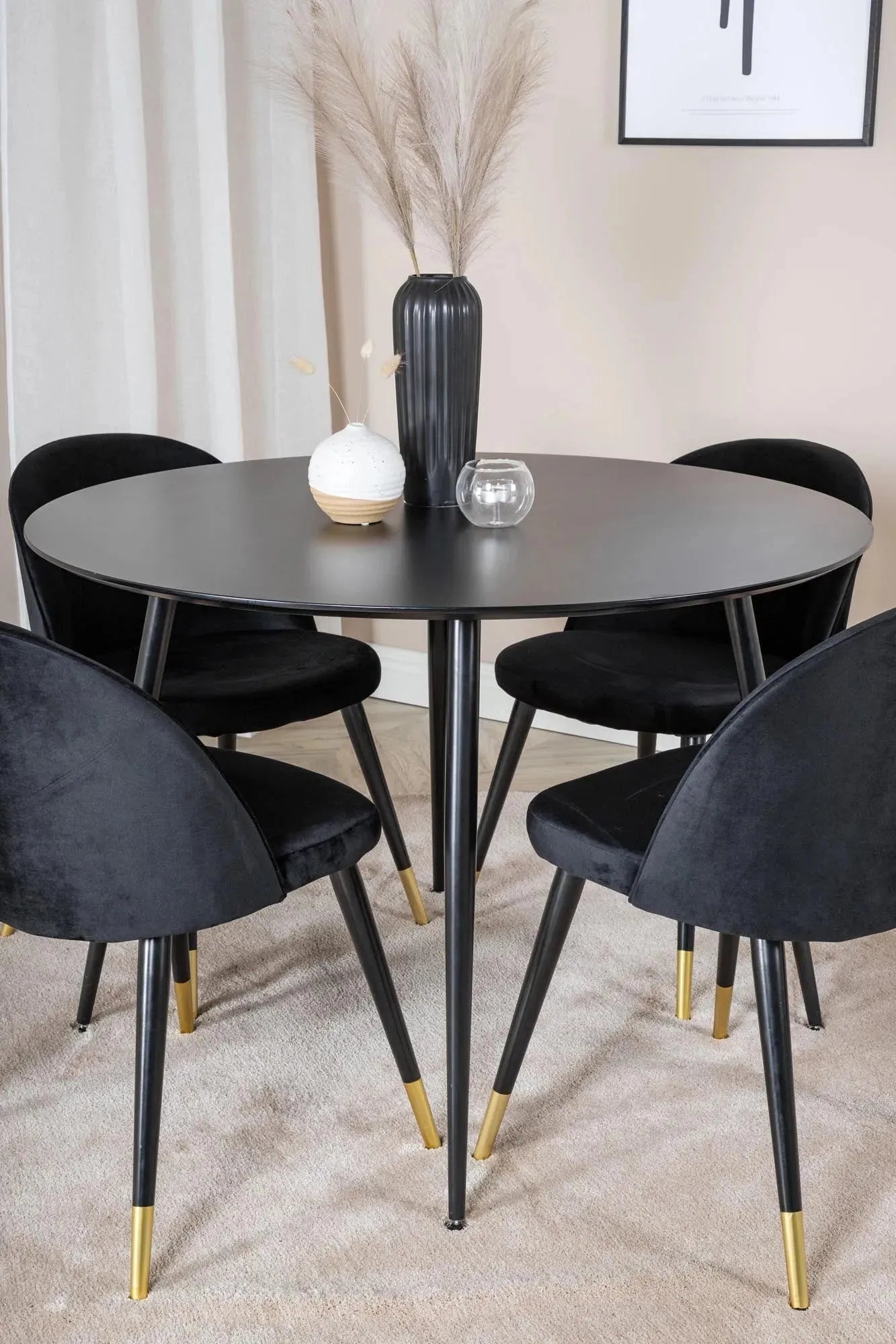 Silar Rundes Esszimmerset ⌀100cm/4St. in Schwarz präsentiert im Onlineshop von KAQTU Design AG. Esszimmerset ist von Venture Home