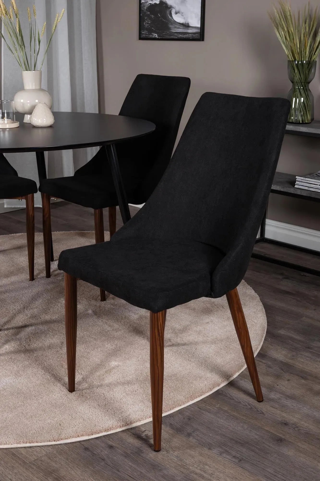 Silar Rundes Esszimmerset + Leone ⌀100cm/4St. in Schwarz / Dunkelbraun präsentiert im Onlineshop von KAQTU Design AG. Esszimmerset ist von Venture Home