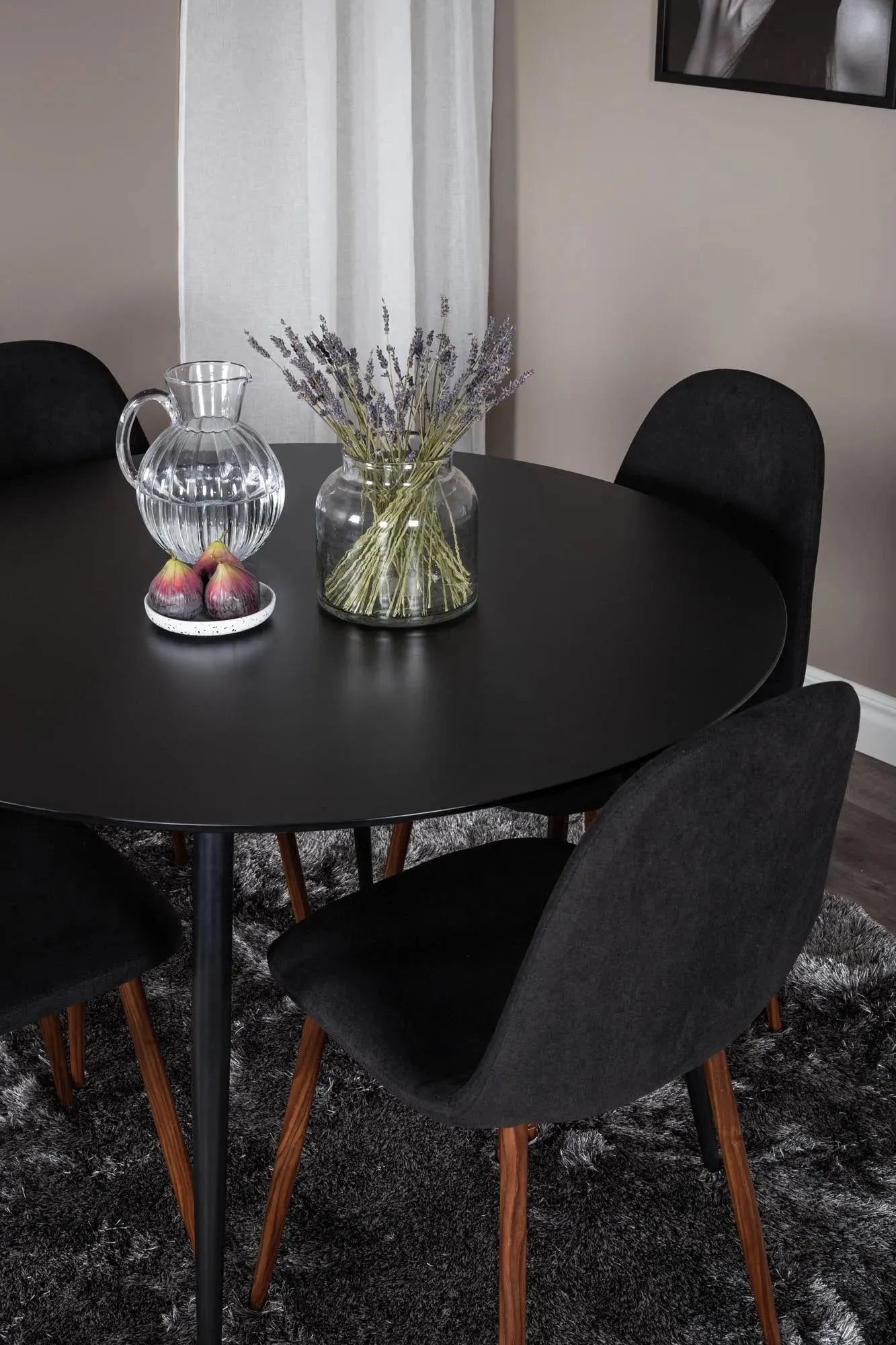 Silar Rundes Esszimmerset + Polar ⌀100cm/4St. in Schwarz präsentiert im Onlineshop von KAQTU Design AG. Esszimmerset ist von Venture Home