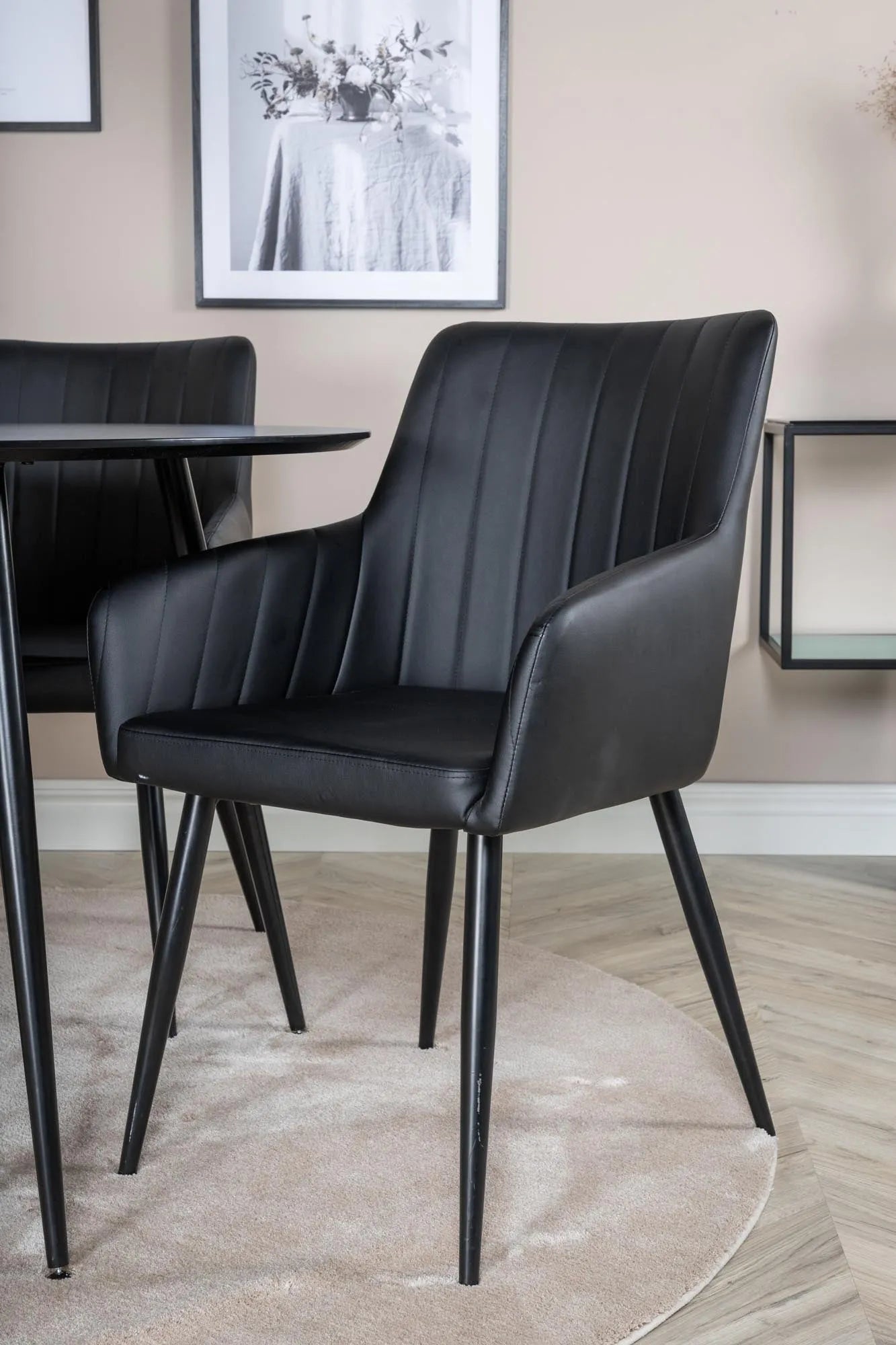 Silar Rundes Esszimmerset + Comfort ⌀100cm/4St. in Schwarz präsentiert im Onlineshop von KAQTU Design AG. Esszimmerset ist von Venture Home