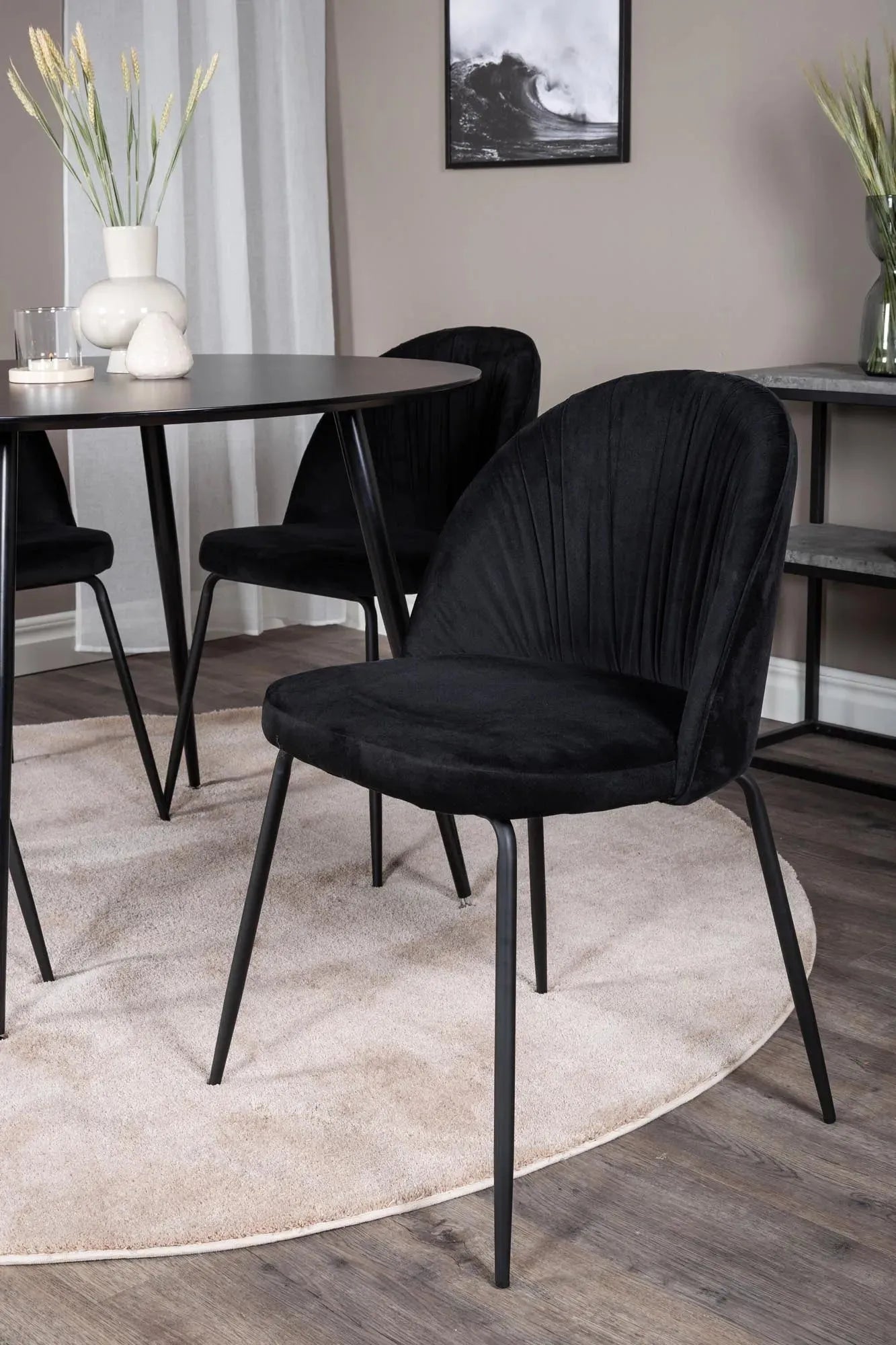 Silar Rundes Esszimmerset + Winkles ⌀100cm/4St. in Schwarz präsentiert im Onlineshop von KAQTU Design AG. Esszimmerset ist von Venture Home