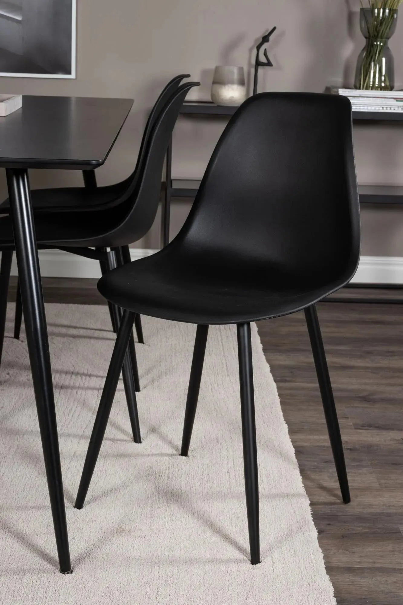 Silar Esszimmerset + Polar 180cm/6St. in Schwarz präsentiert im Onlineshop von KAQTU Design AG. Esszimmerset ist von Venture Home