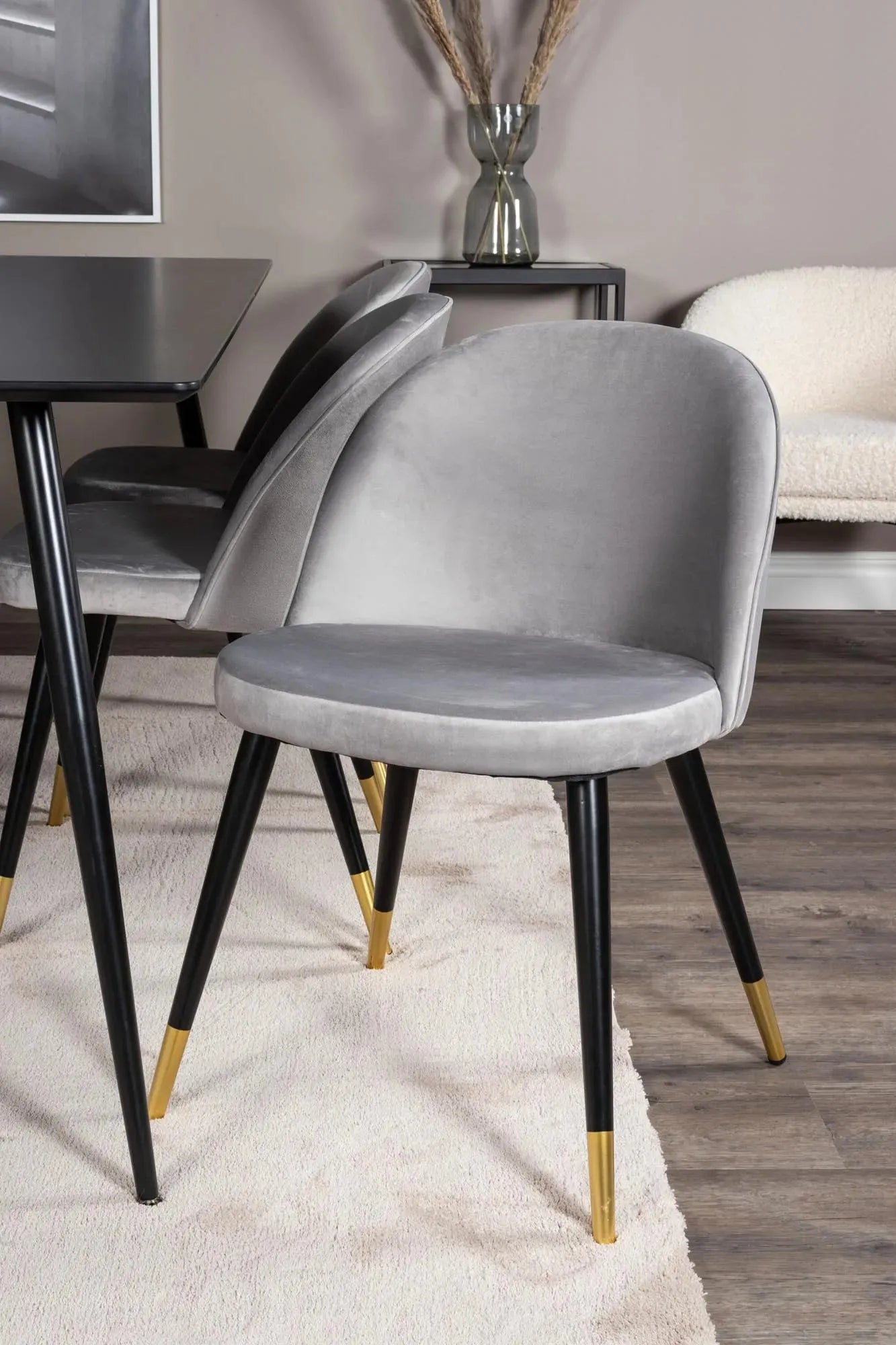 Silar Esszimmerset + Velvet 180cm/6St. in Schwarz / Beige präsentiert im Onlineshop von KAQTU Design AG. Esszimmerset ist von Venture Home