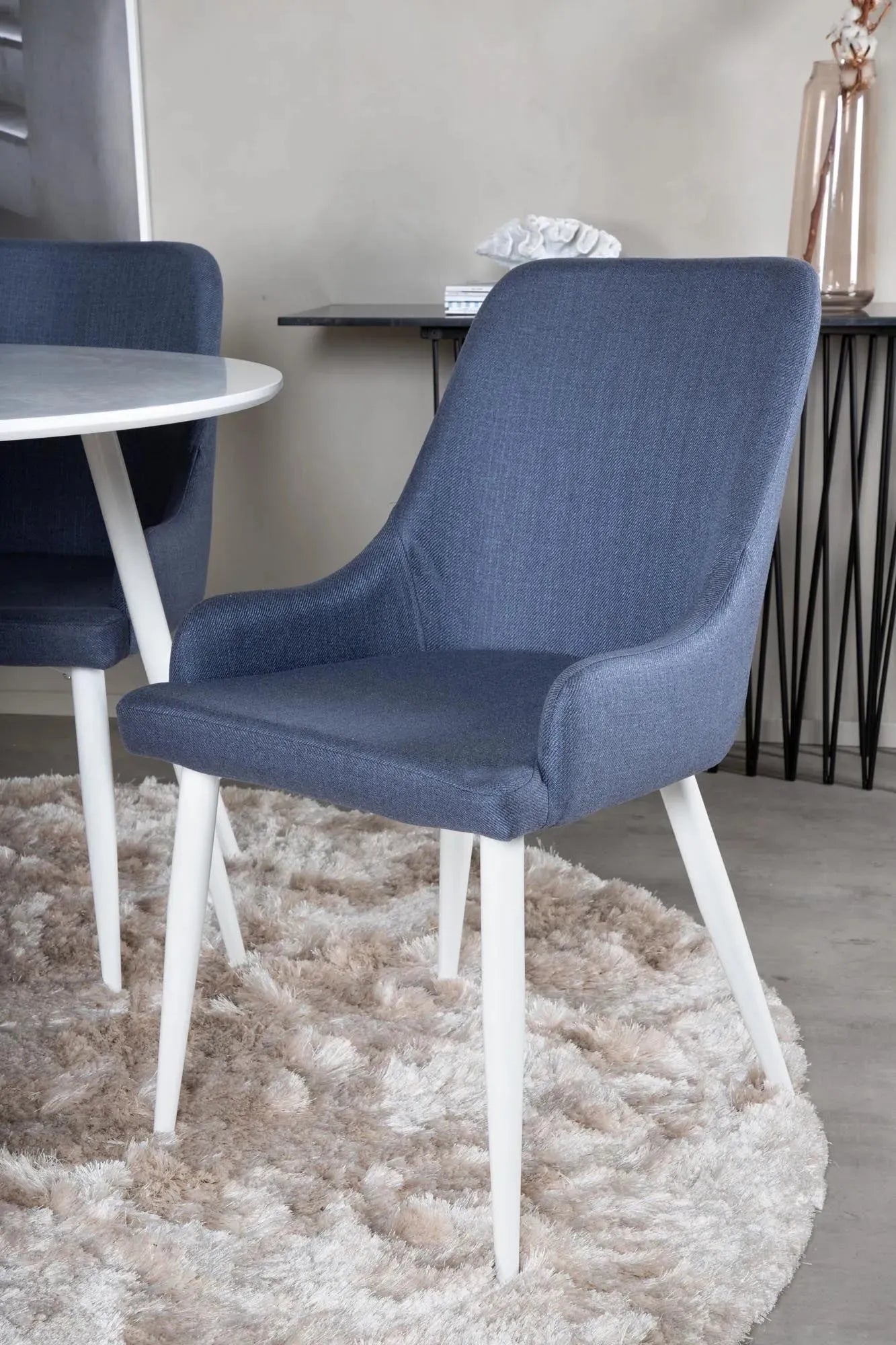 Plaza Esszimmerset ⌀100cm/4St. in Blau / Weiss präsentiert im Onlineshop von KAQTU Design AG. Esszimmerset ist von Venture Home