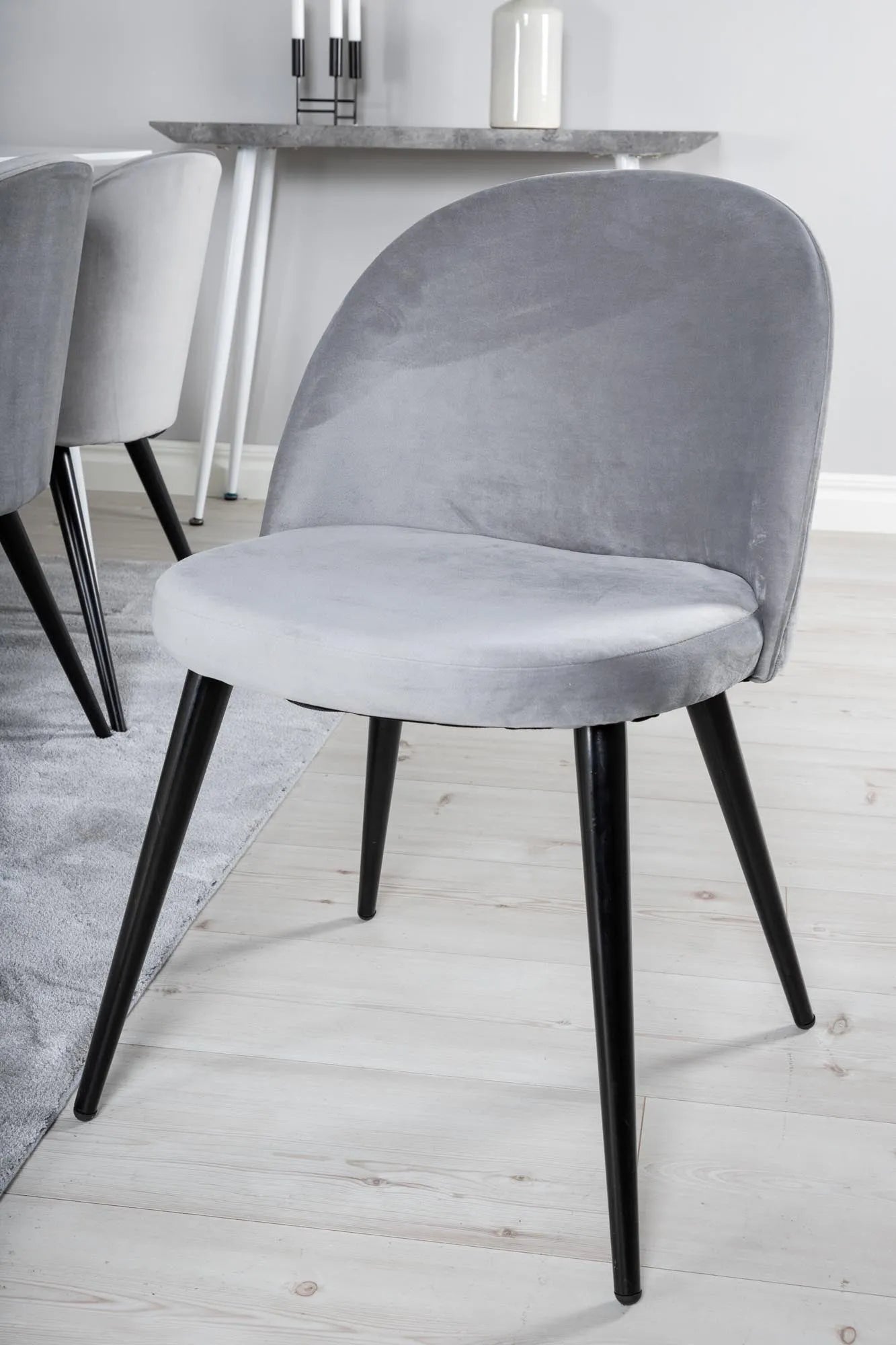 Polar Esszimmerset + Velvet 180cm/6St. in Weiss / Beige / Schwarz präsentiert im Onlineshop von KAQTU Design AG. Esszimmerset ist von Venture Home