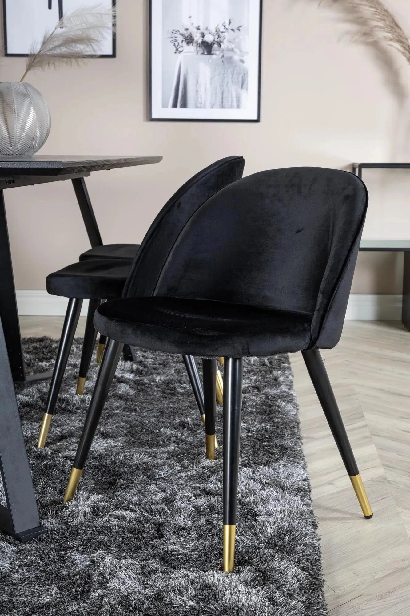 Marina Esszimmerset Velvet 180cm/6St. in Braun / Schwarz / Grau präsentiert im Onlineshop von KAQTU Design AG. Esszimmerset ist von Venture Home