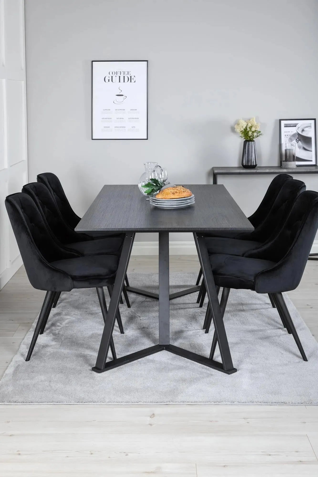 Marina Esszimmerset Velvet 180cm/6St. in Schwarz / Blau präsentiert im Onlineshop von KAQTU Design AG. Esszimmerset ist von Venture Home