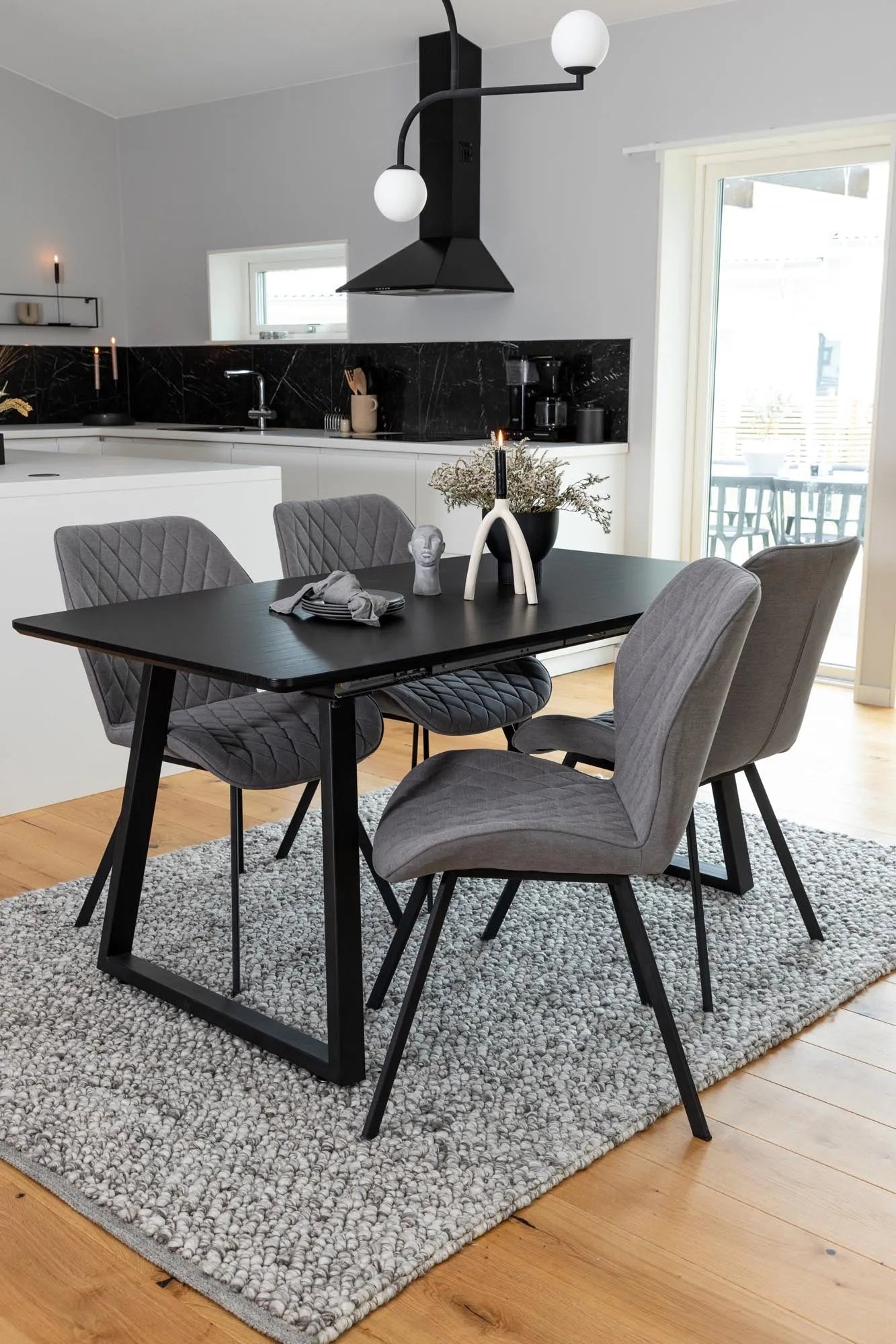 Inca Esszimmerset ausziehbar (Gemma) 160cm/4St. in Schwarz präsentiert im Onlineshop von KAQTU Design AG. Esszimmerset ist von Venture Home