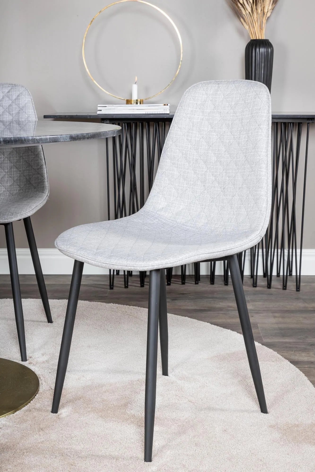 Estelle Esszimmerset + Polar ⌀106cm/4St. in Schwarzgrau präsentiert im Onlineshop von KAQTU Design AG. Esszimmerset ist von Venture Home