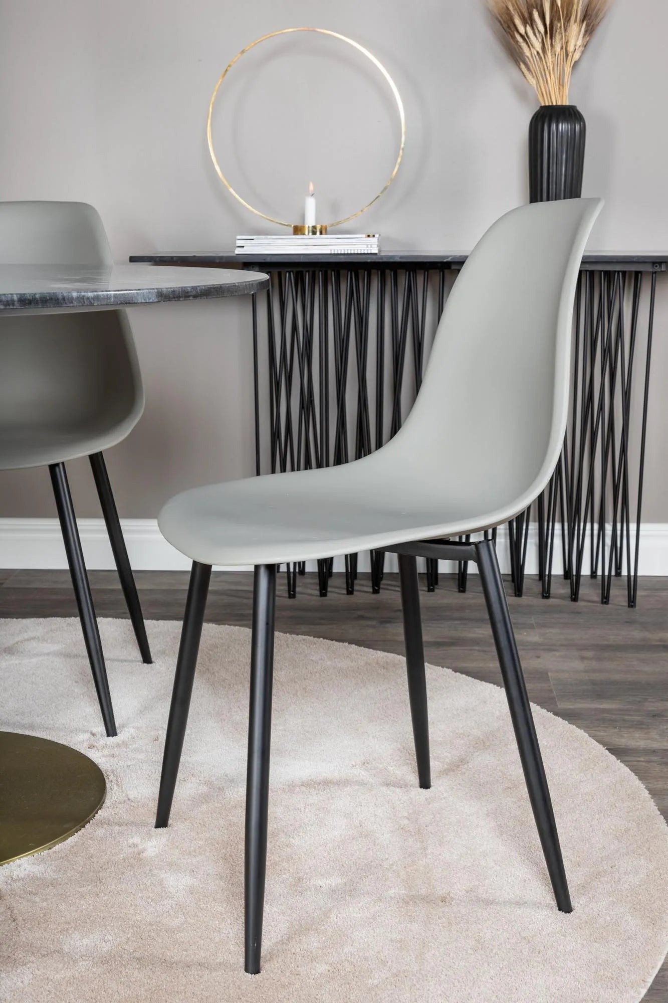 Estelle Esszimmerset + Polar ⌀106cm/4St. in Schwarzgrau präsentiert im Onlineshop von KAQTU Design AG. Esszimmerset ist von Venture Home