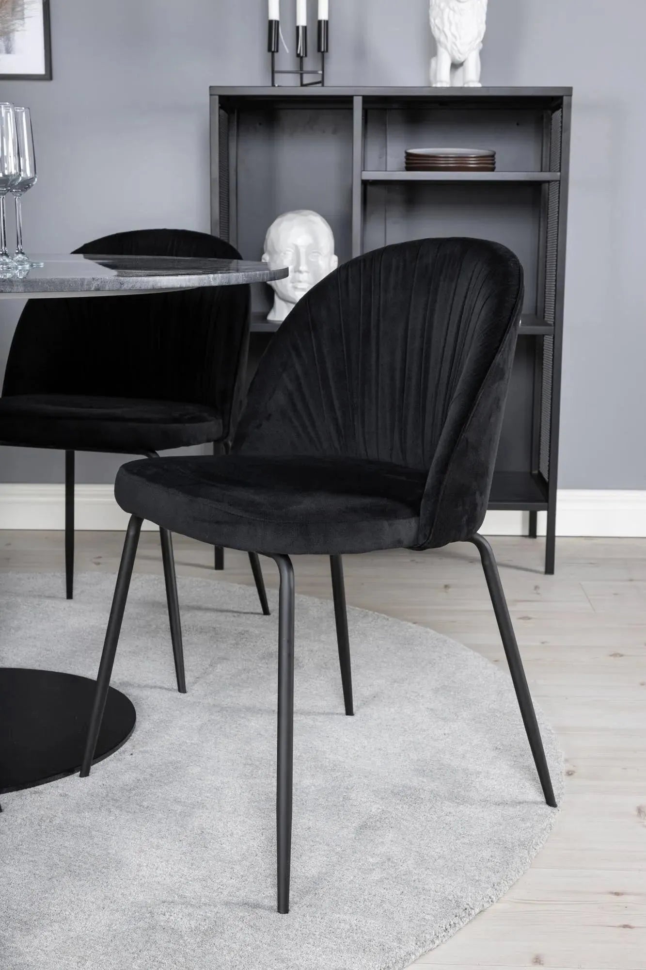 Estelle Esszimmerset + Wrinkles ⌀106cm/4St. in Schwarz präsentiert im Onlineshop von KAQTU Design AG. Esszimmerset ist von Venture Home