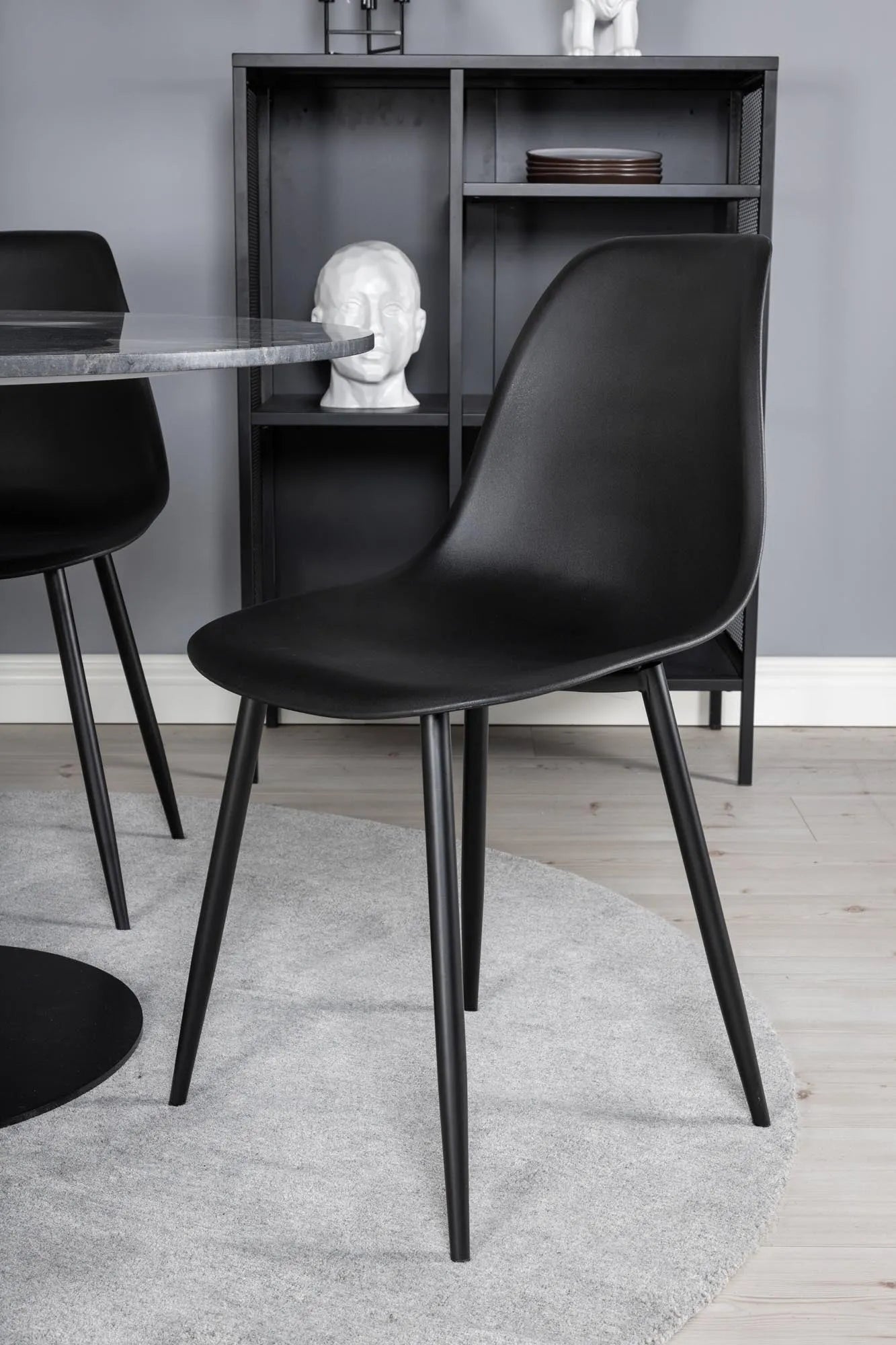 Estelle Esszimmerset + Polar ⌀106cm/4St. in Schwarz präsentiert im Onlineshop von KAQTU Design AG. Esszimmerset ist von Venture Home