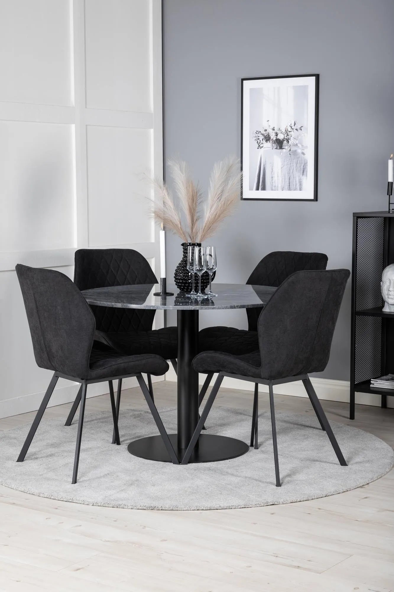 Estelle Esszimmerset + Gemma ⌀106cm/4St. in Schwarz präsentiert im Onlineshop von KAQTU Design AG. Esszimmerset ist von Venture Home