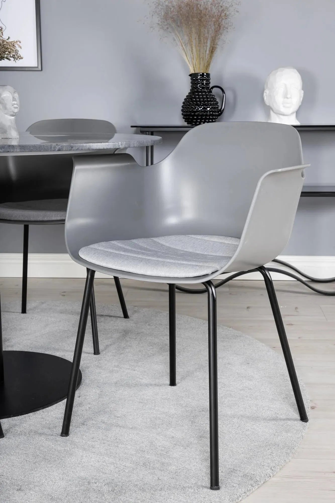 Estelle Esszimmerset + Comfort ⌀106cm/4St. in Schwarz / Hellgrau präsentiert im Onlineshop von KAQTU Design AG. Esszimmerset ist von Venture Home