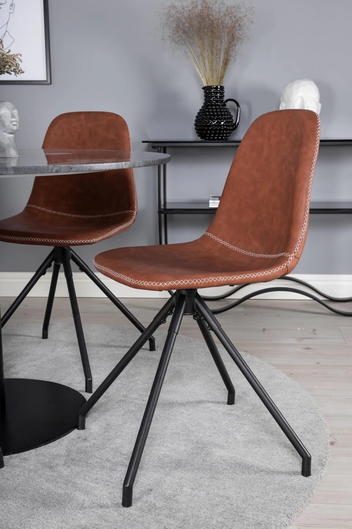 Estelle Esszimmerset + Polar ⌀106cm/4St. in Schwarz Braun präsentiert im Onlineshop von KAQTU Design AG. Esszimmerset ist von Venture Home