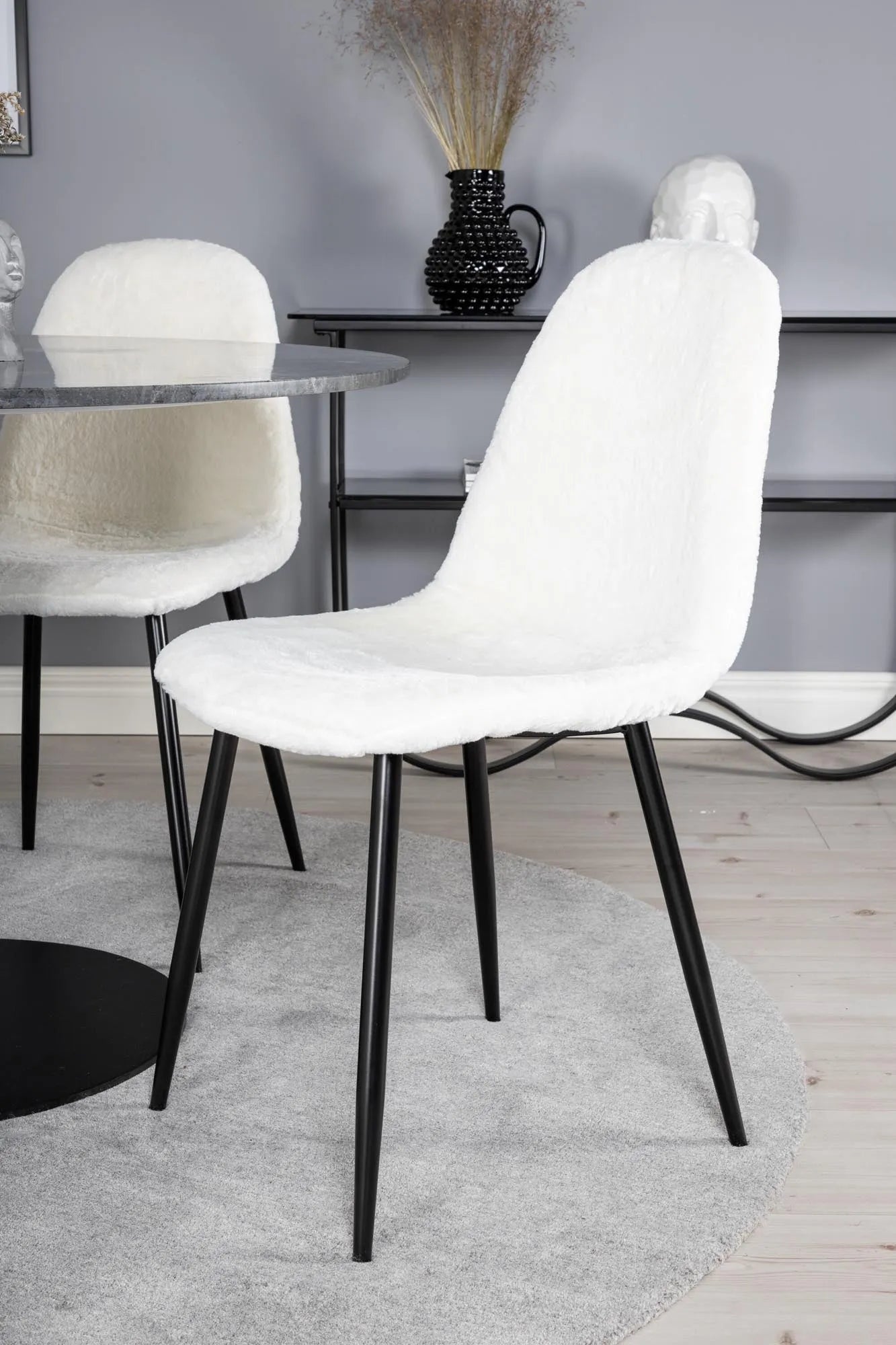 Estelle Esszimmerset + Polar ⌀106cm/4St. in Schwarz-Weiss präsentiert im Onlineshop von KAQTU Design AG. Esszimmerset ist von Venture Home