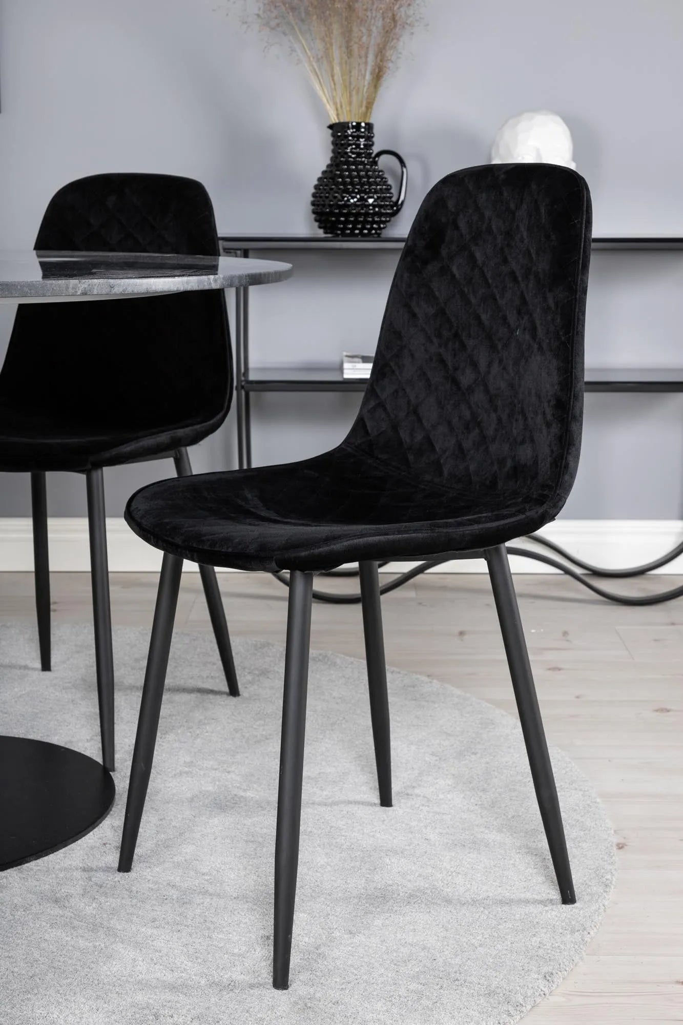 Estelle Esszimmerset + Polar ⌀106cm/4St. in Schwarz präsentiert im Onlineshop von KAQTU Design AG. Esszimmerset ist von Venture Home