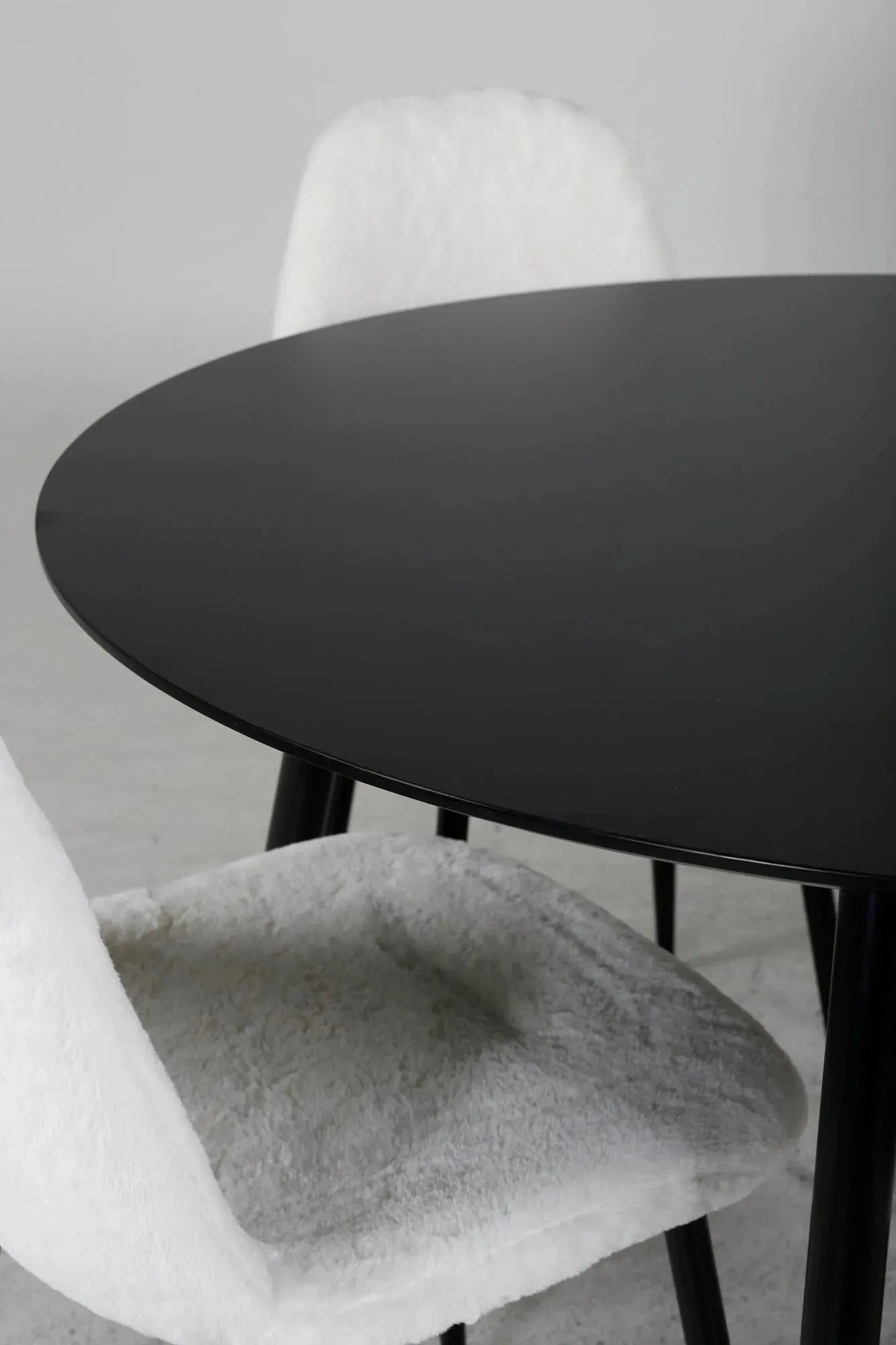 Silar Rundes Esszimmerset + Polar ⌀100cm/4St. in Schwarz präsentiert im Onlineshop von KAQTU Design AG. Esszimmerset ist von Venture Home