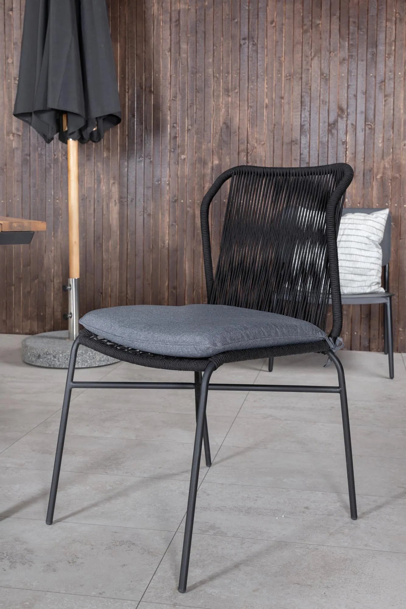 Chan Esszimmer Set in Schwarz/ Natur präsentiert im Onlineshop von KAQTU Design AG. Esszimmerset ist von Venture Home