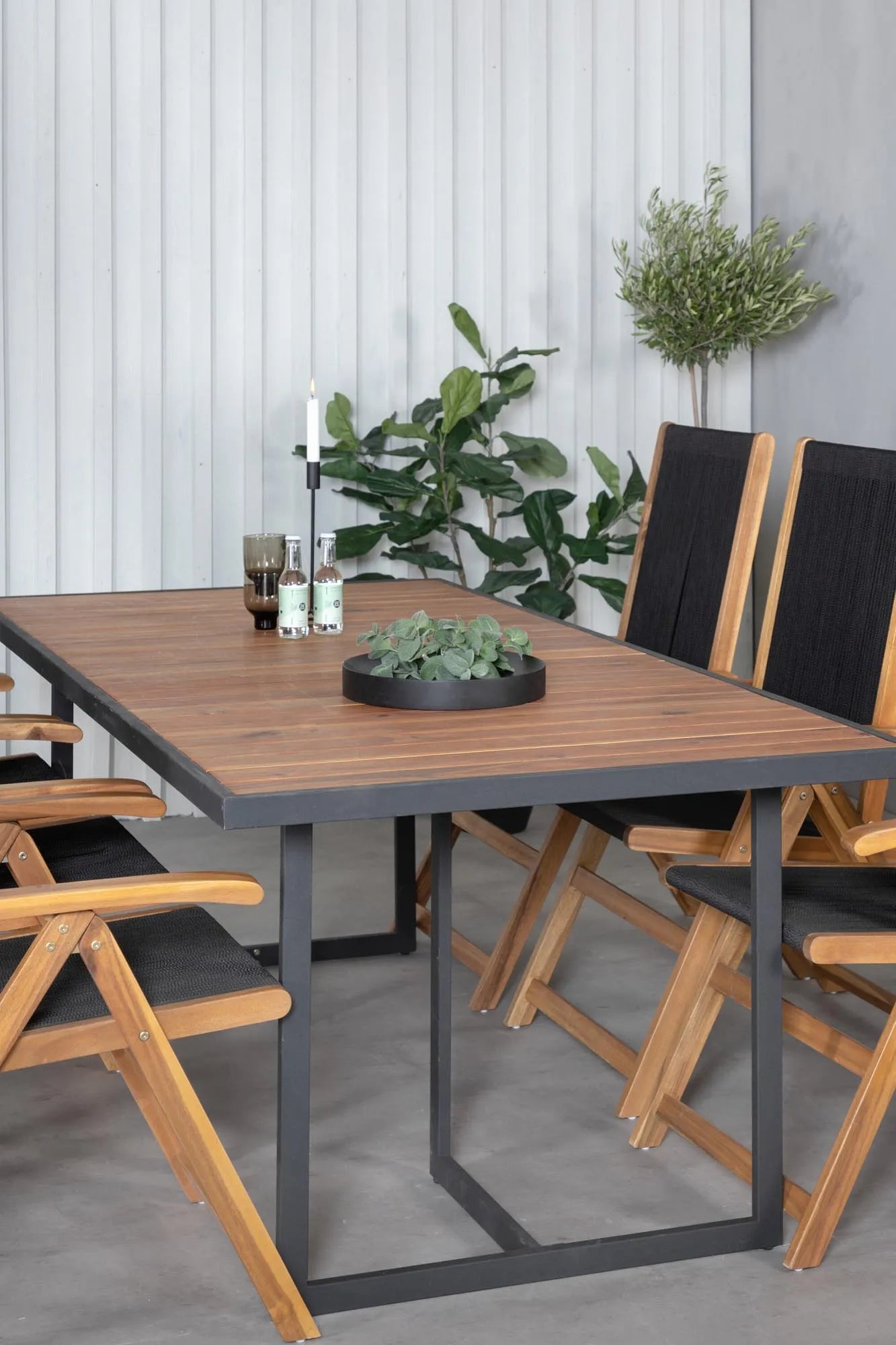 Khung Outdoor-Tischset (Little John) 200cm/6St. in Schwarz, Natur präsentiert im Onlineshop von KAQTU Design AG. Gartentischset ist von Venture Home