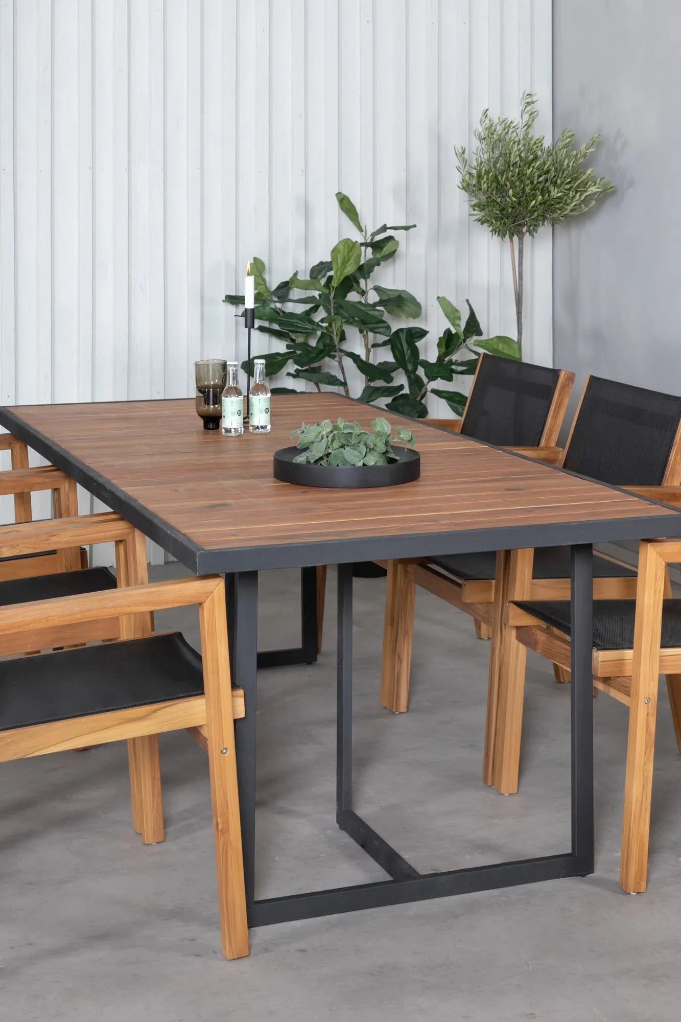 Khung Outdoor-Tischset (Venice) 200cm/6St. in Schwarz, Natur präsentiert im Onlineshop von KAQTU Design AG. Gartentischset ist von Venture Home