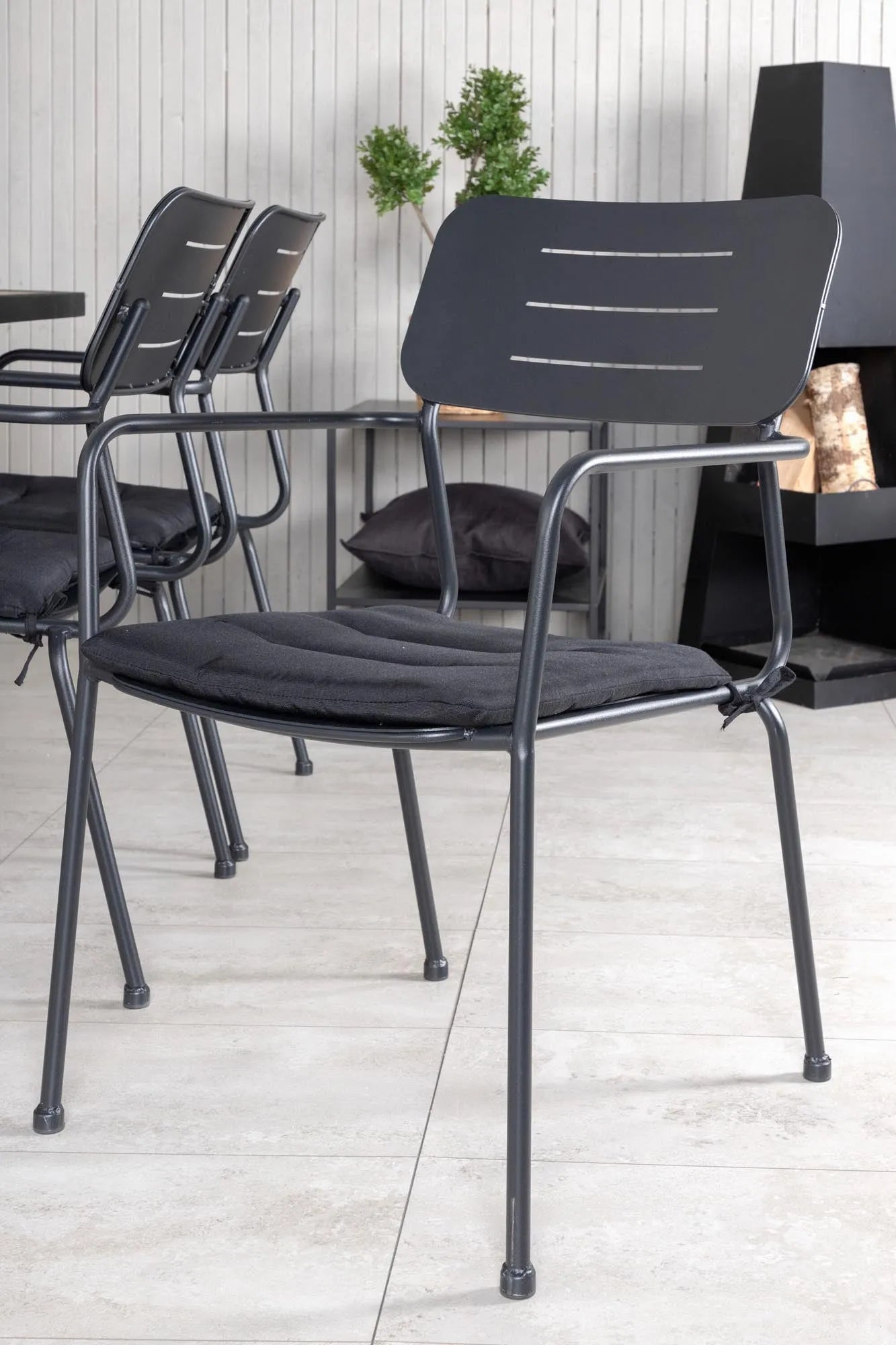 Khung Outdoor-Tischset (Nicke) 200cm/6St. in Schwarz präsentiert im Onlineshop von KAQTU Design AG. Gartentischset ist von Venture Home