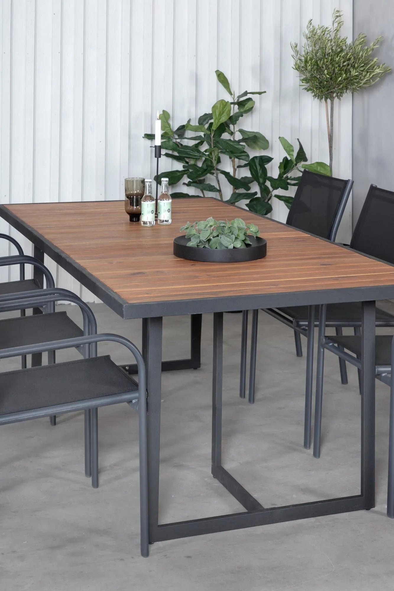 Khung Outdoor-Tischset (Santorini) 200cm/6St. in Schwarz präsentiert im Onlineshop von KAQTU Design AG. Gartentischset ist von Venture Home