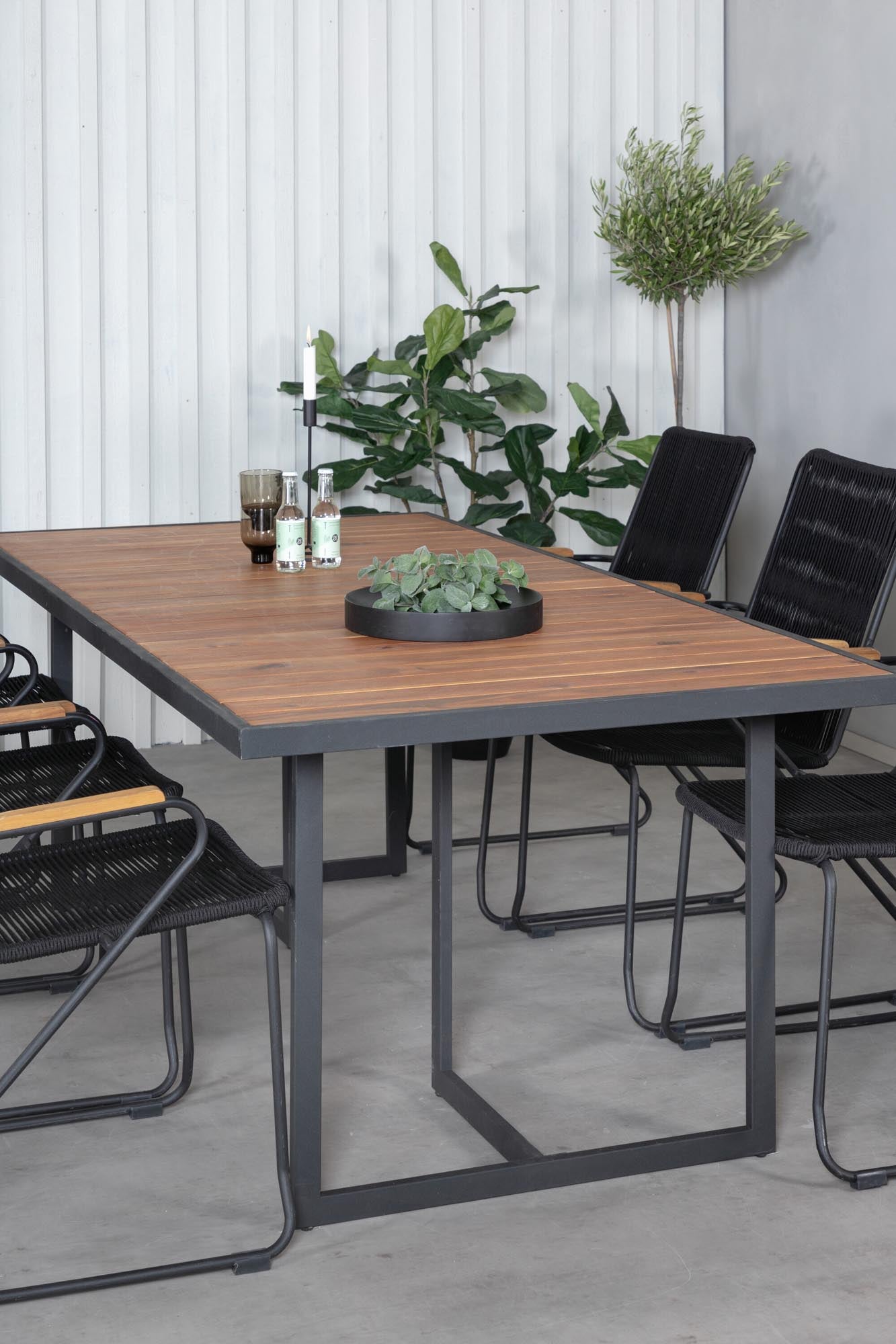 Khung Rechteckiges Gartentisch-Set + Bois in Schwarz/Nature präsentiert im Onlineshop von KAQTU Design AG. Gartentischset ist von Venture Home