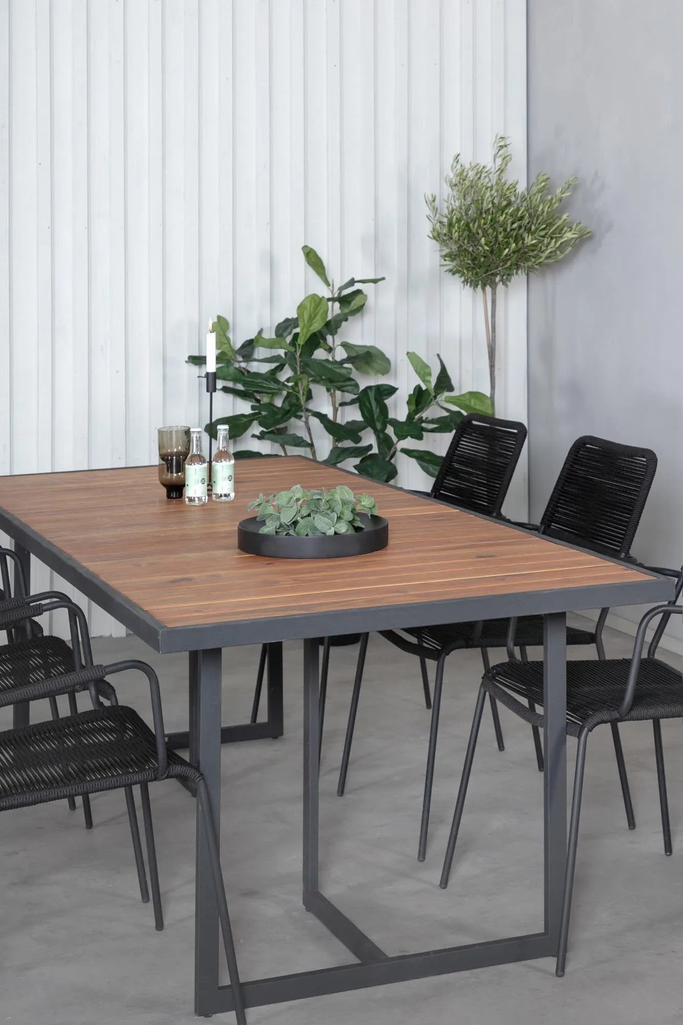 Khung Outdoor-Tischset (Lindos Arm) 200cm/6St. in Schwarz präsentiert im Onlineshop von KAQTU Design AG. Gartentischset ist von Venture Home