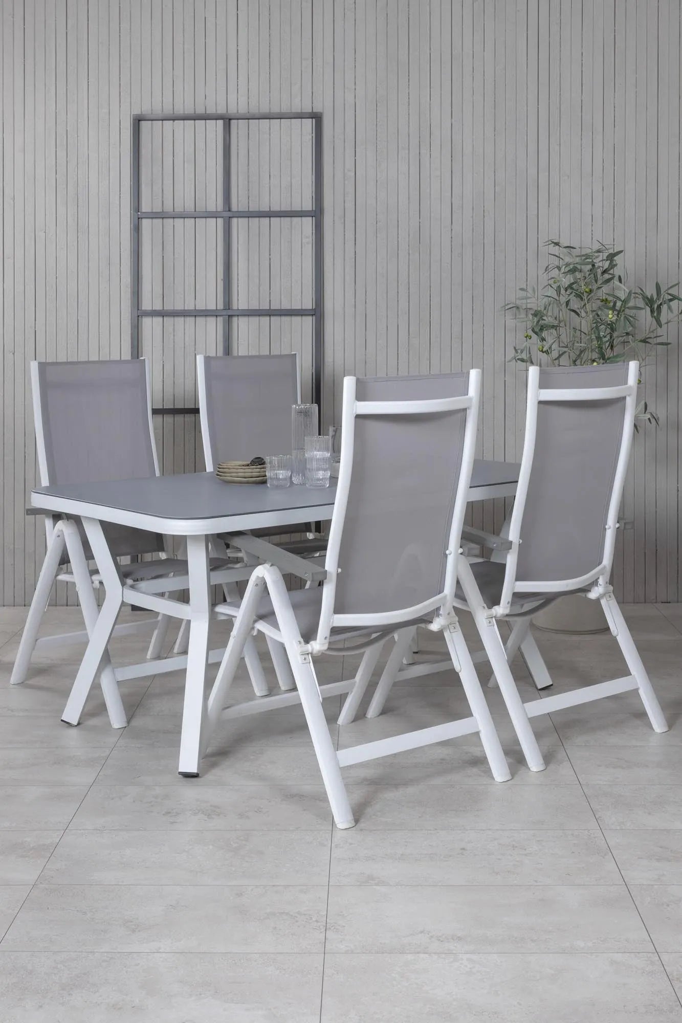 Virya Rechteckiges Ess-Set in Grey/White präsentiert im Onlineshop von KAQTU Design AG. Gartentischset ist von Venture Home